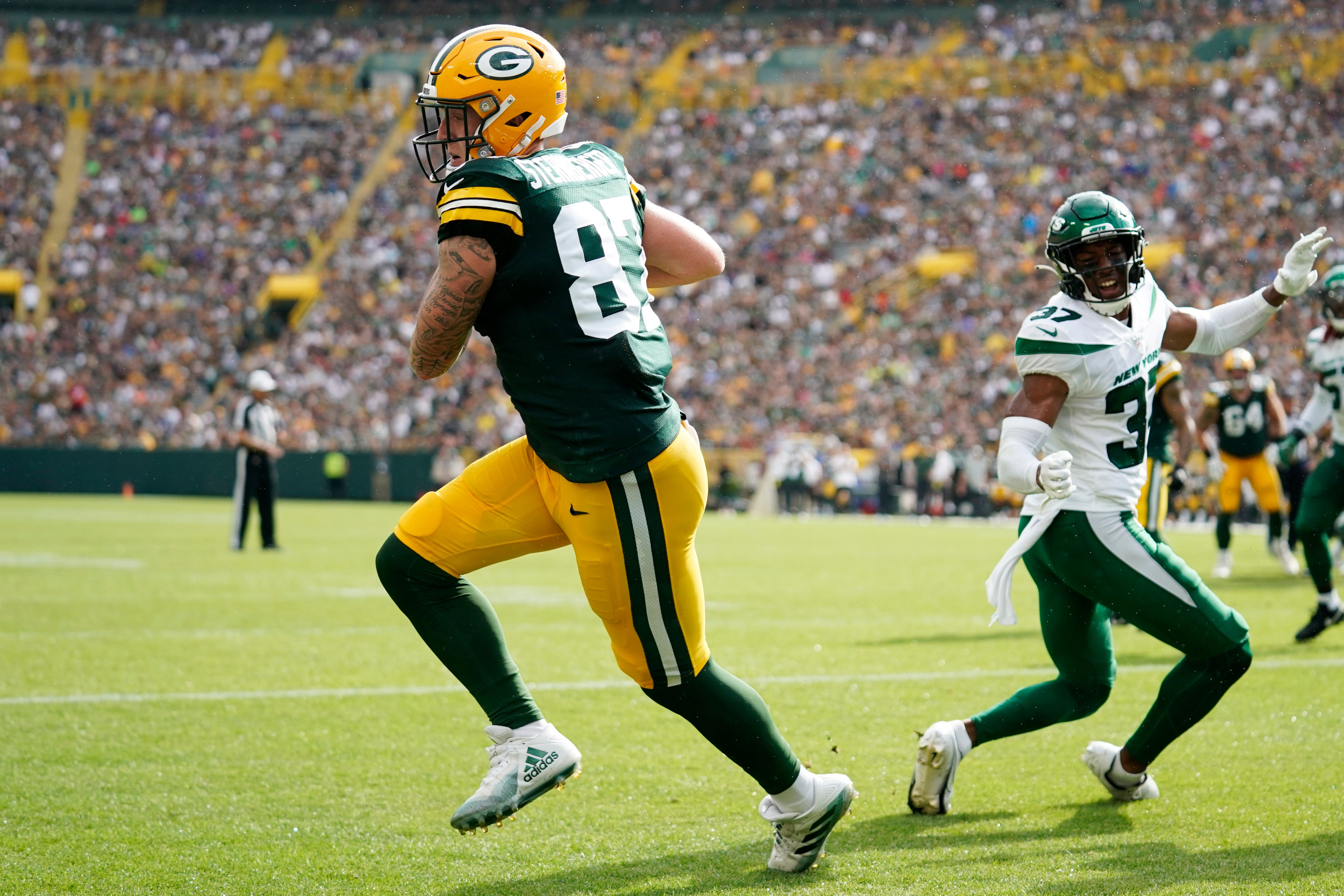 GREEN BAY, WISCONSIN - AUGUST 21: Jace Sternberger #87 of the Green Bay Packers catches a touchdown pass against the New York Jets in the first half of a preseason game at Lambeau Field on August 21, 2021 in Green Bay, Wisconsin. (Photo by Patrick McDermott/Getty Images)