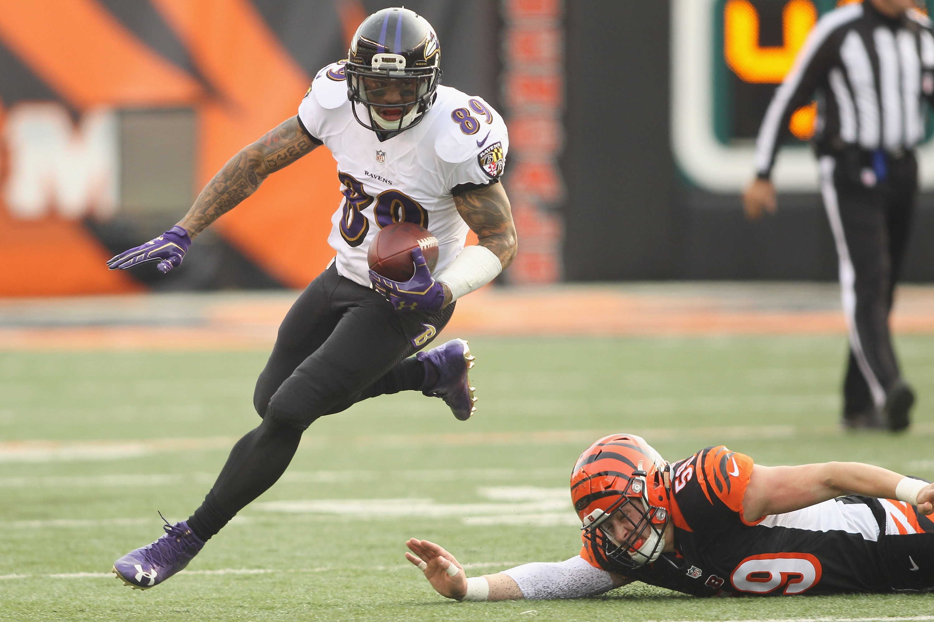 CINCINNATI, OH - JANUARY 01:  Steve Smith Sr.#89 of the Baltimore Ravens runs the football upfield against Nick Vigil #59 of the Cincinnati Bengals during their game at Paul Brown Stadium on January 1, 2017 in Cincinnati, Ohio.The Bengals defeated the Ravens 27-10.  (Photo by John Grieshop/Getty Images)