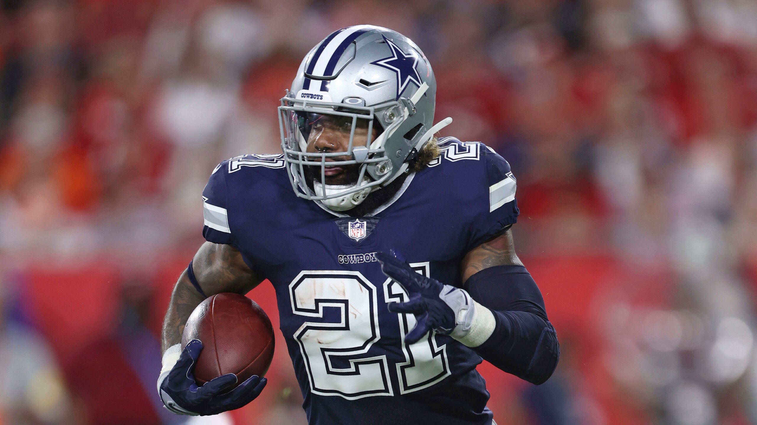 Dallas Cowboys running back Ezekiel Elliott (21) Run the ball an NFL football game against the Tampa Bay Buccaneers, Thursday, Sept 9, 2021 in Tampa, Fla. (AP Photo/Don Montague)