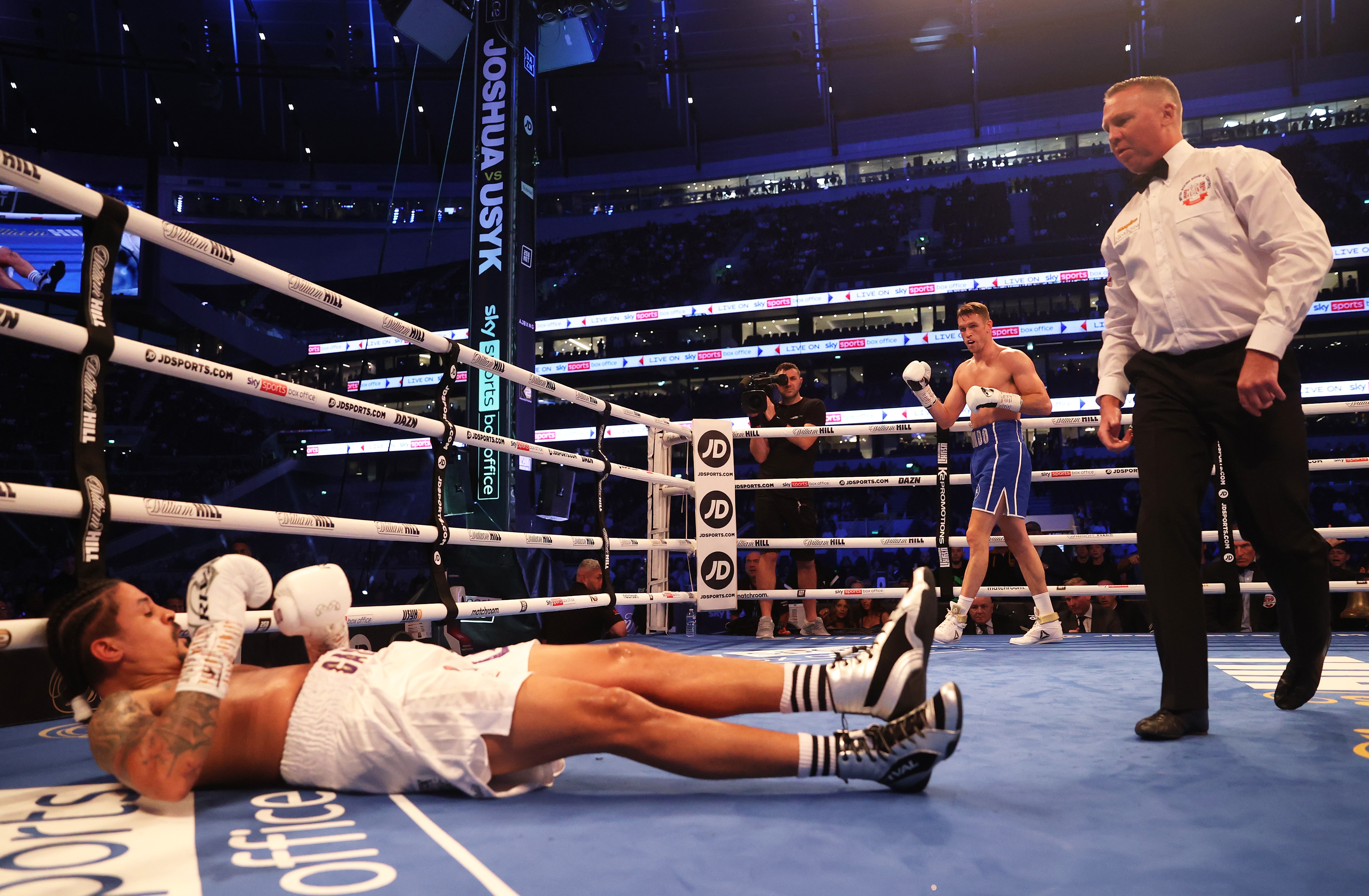 LONDON, ENGLAND - SEPTEMBER 25: Lenin Castillo is knocked out by Callum Smith during the light-heavyweight fight between Lenin Castillo and Callum Smith at Tottenham Hotspur Stadium on September 25, 2021 in London, England. (Photo by Julian Finney/Getty Images)