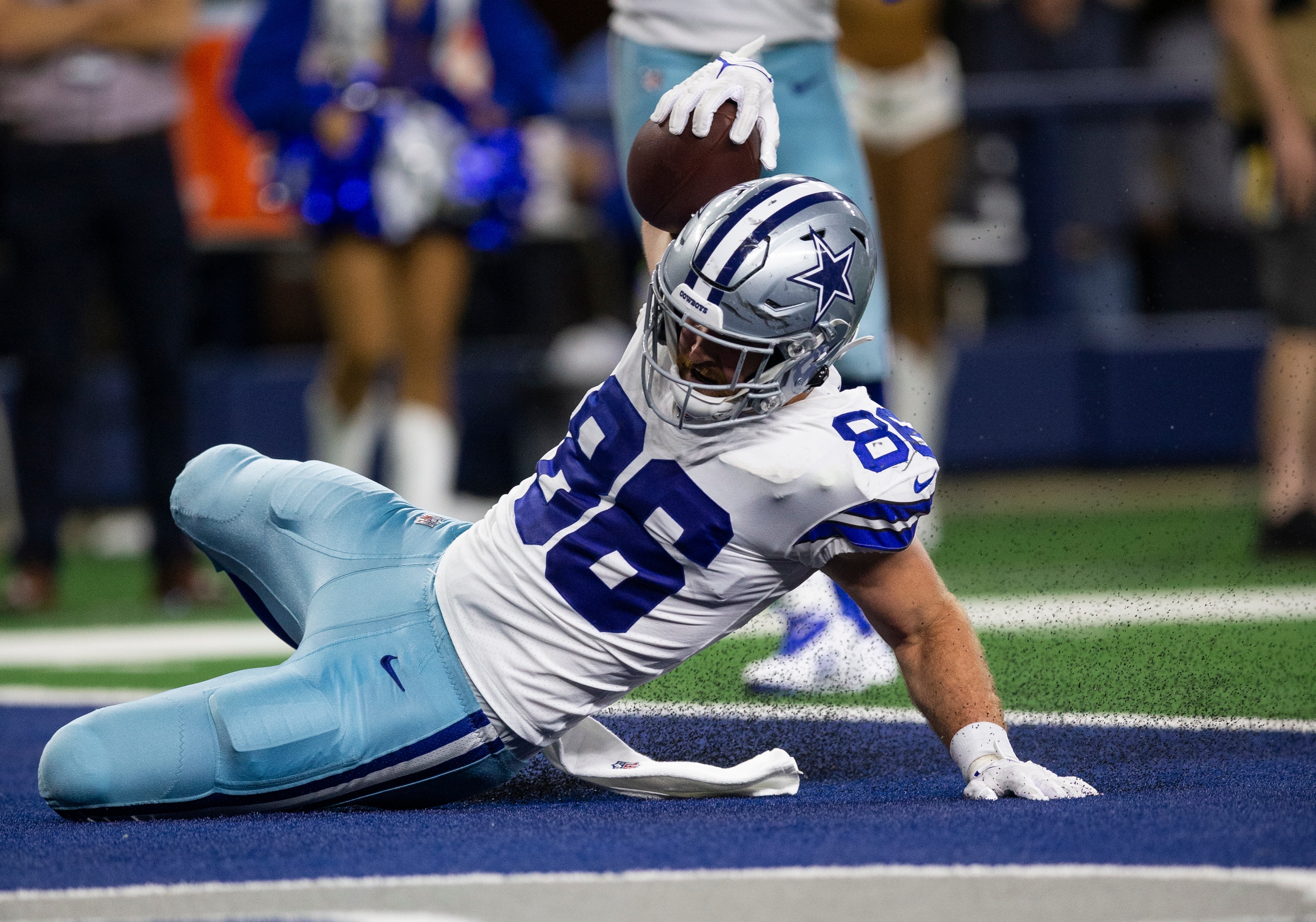 Dallas Cowboys tight end Dalton Schultz (86) scores a touchdown during an NFL football game against the Philadelphia Eagles, Monday, Sept. 27, 2021, in Arlington, Texas. Dallas won 41-21. (AP Photo/Brandon Wade)
