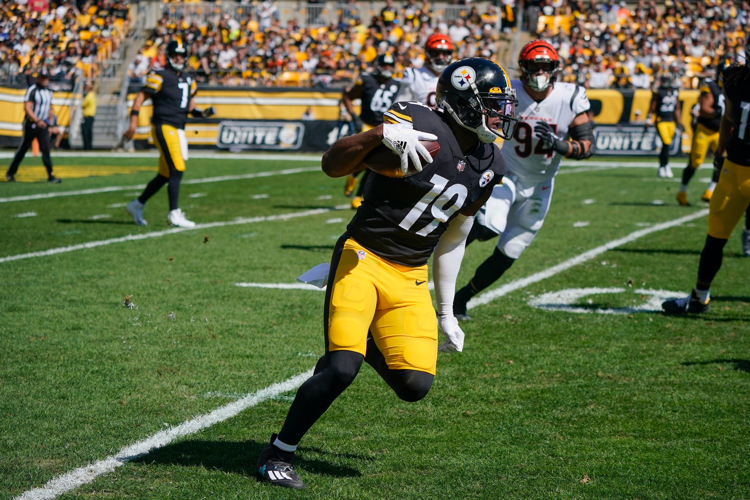 Pittsburgh Steelers wide receiver JuJu Smith-Schuster (19) runs the ball after making a catch during the first half an NFL football game against the Cincinnati Bengals, Sunday, Sept. 26, 2021, in Pittsburgh. (AP Photo/Gene J. Puskar) Pittsburgh Steelers wide receiver JuJu Smith-Schuster (19) runs the ball after making a catch during the first half an NFL football game against the Cincinnati Bengals, Sunday, Sept. 26, 2021, in Pittsburgh. (AP Photo/Gene J. Puskar)