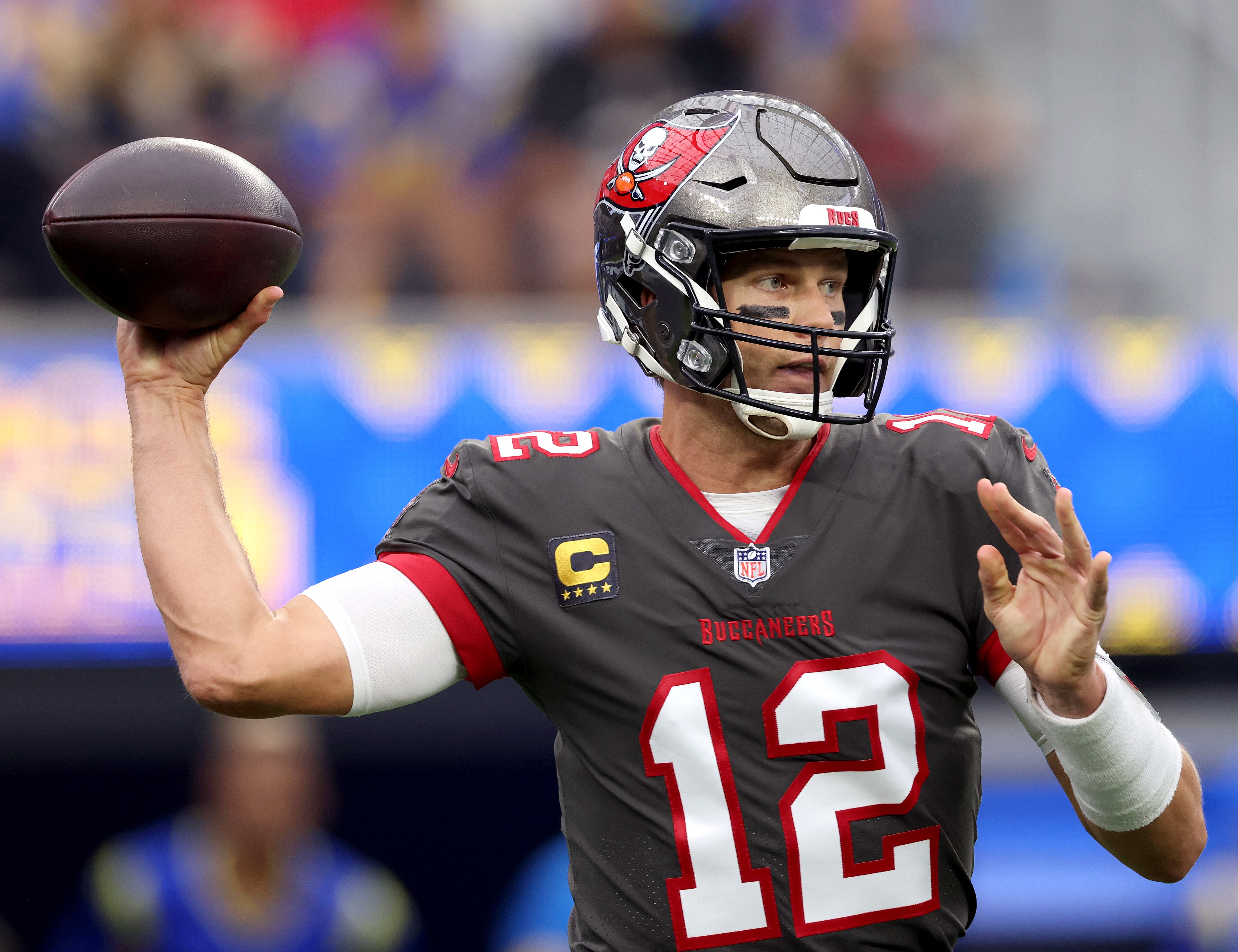 INGLEWOOD, CALIFORNIA - SEPTEMBER 26: Tom Brady #12 of the Tampa Bay Buccaneers passes during a 34-24 loss to the Los Angeles Rams at SoFi Stadium on September 26, 2021 in Inglewood, California. (Photo by Harry How/Getty Images)