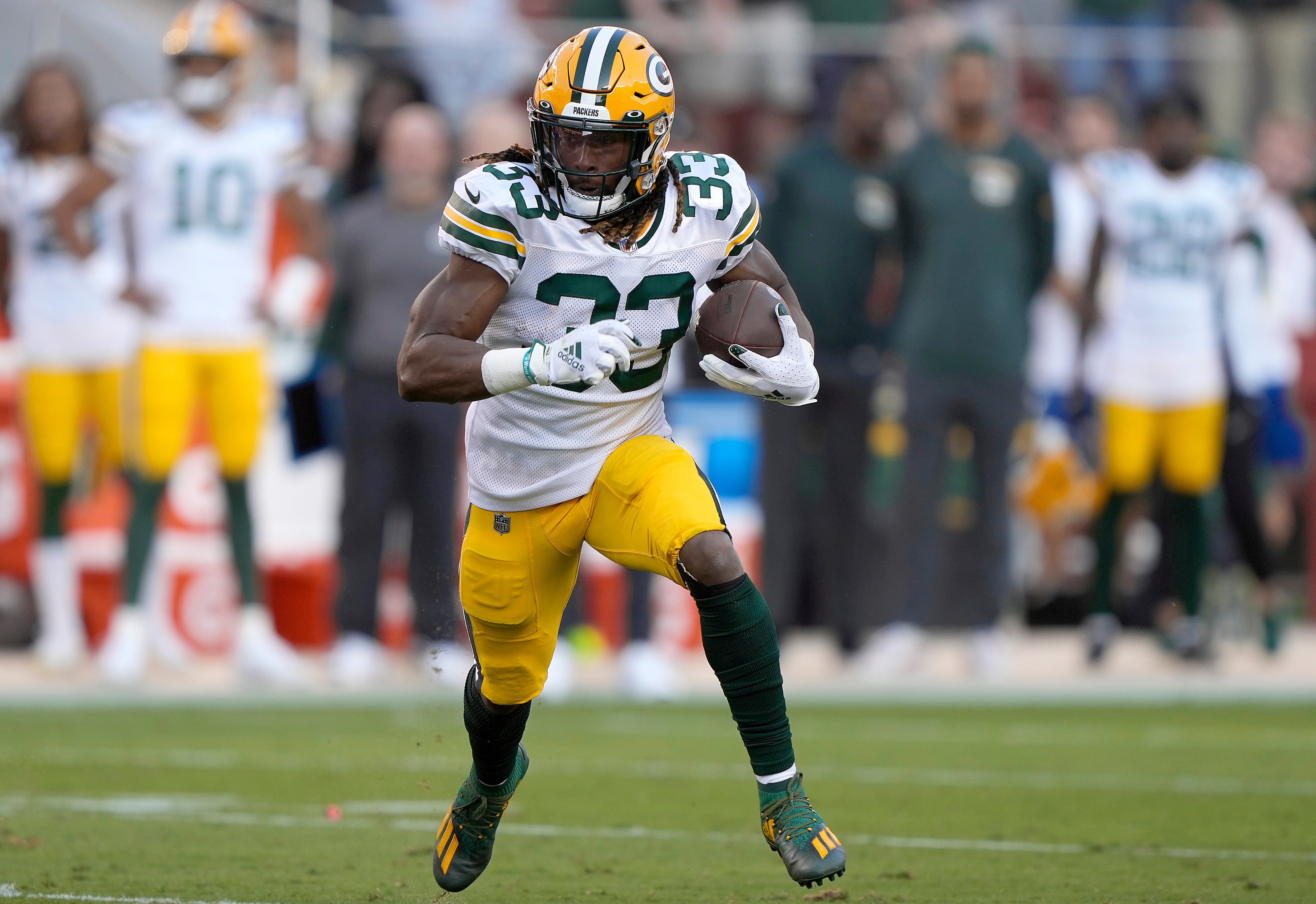 SANTA CLARA, CALIFORNIA - SEPTEMBER 26: Aaron Jones #33 of the Green Bay Packers carries the ball against the San Francisco 49ers in the first quarter at Levi's Stadium on September 26, 2021 in Santa Clara, California. (Photo by Thearon W. Henderson/Getty Images)
