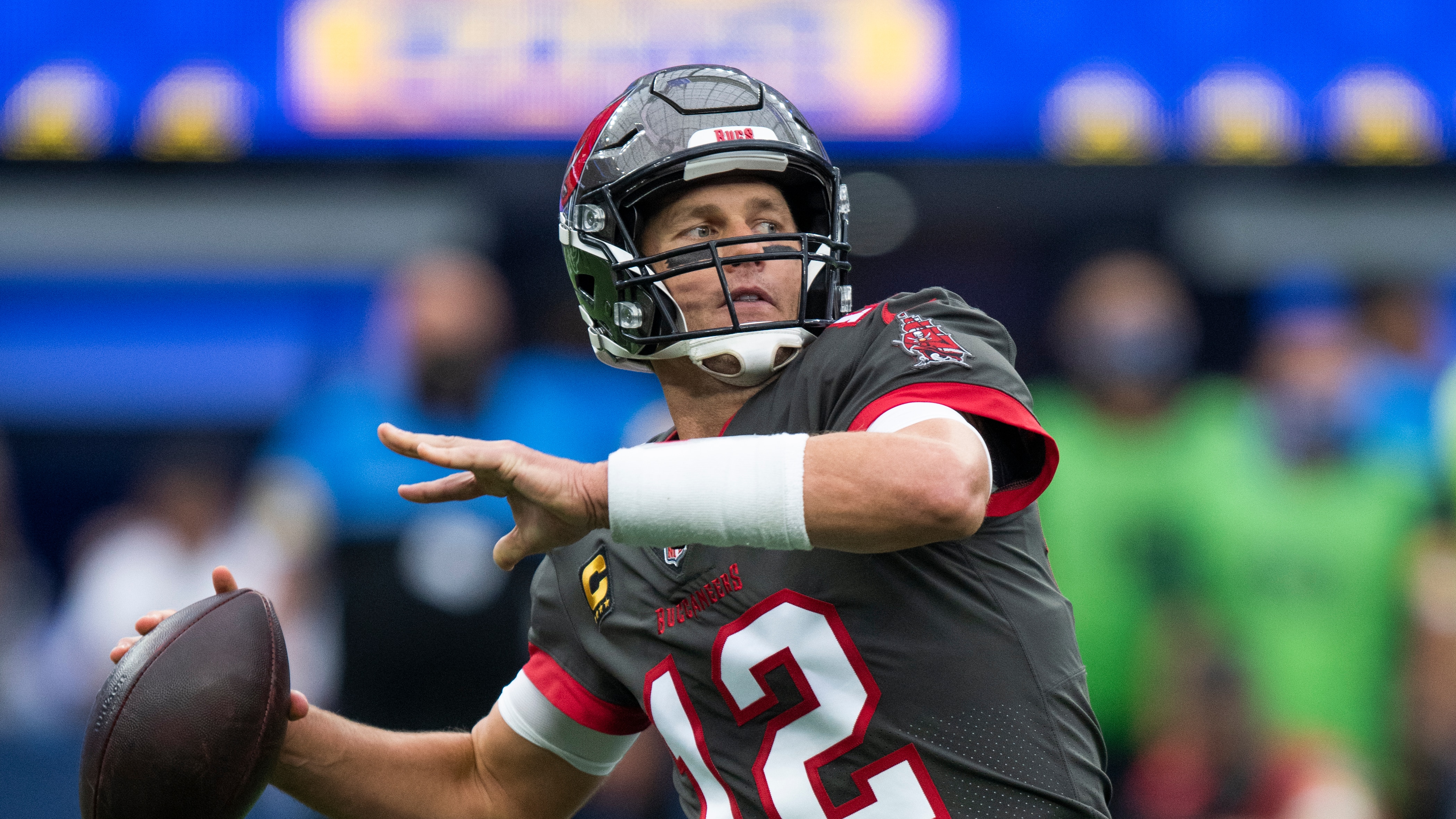 Tampa Bay Buccaneers quarterback Tom Brady (12) throws a pass during an NFL football game against the Los Angeles Rams Sunday, Sept. 26, 2021, in Inglewood, Calif. (AP Photo/Kyusung Gong)