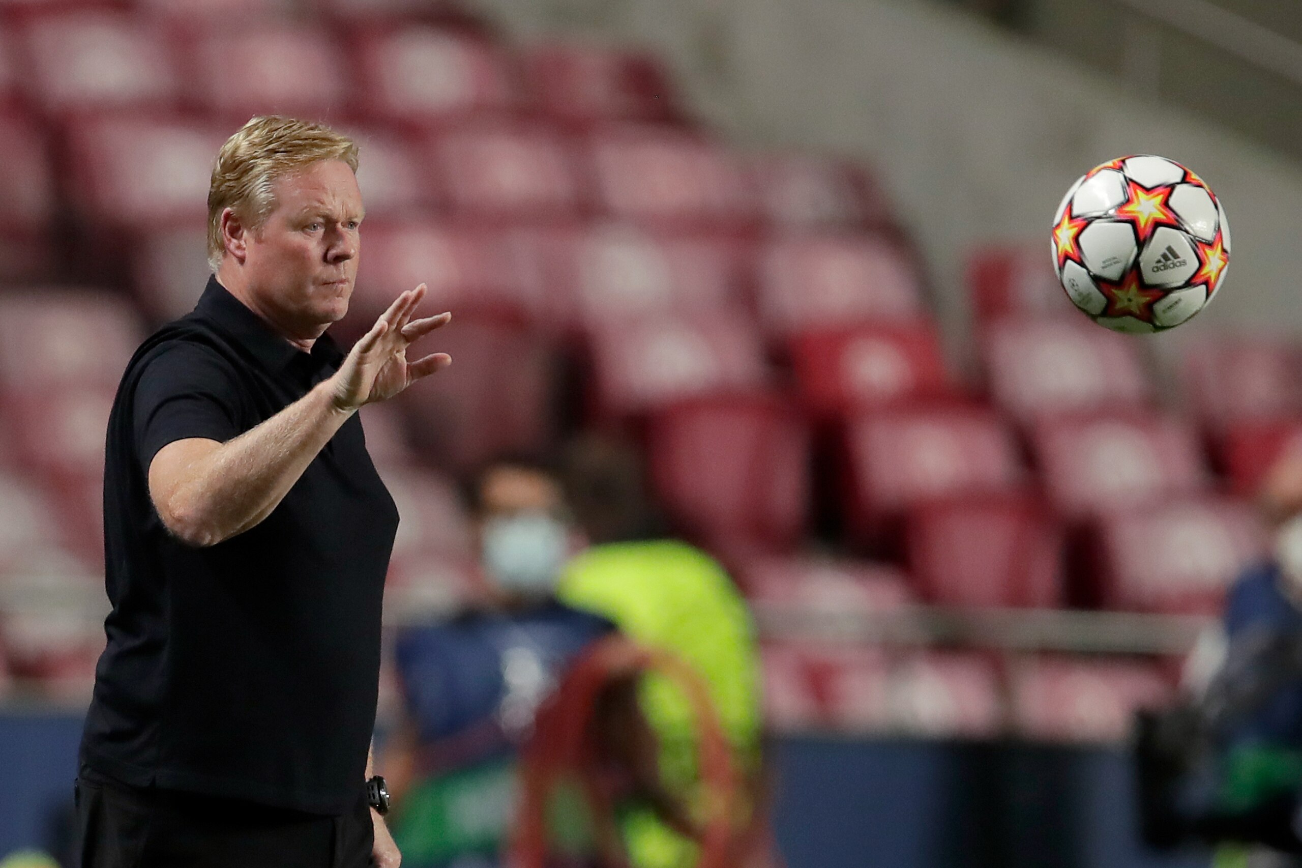 LISBON, PORTUGAL - SEPTEMBER 29: Coach Ronald Koeman of FC Barcelona  during the UEFA Champions League  match between Benfica v FC Barcelona at the Estadio da Luz on September 29, 2021 in Lisbon Portugal (Photo by Eric Verhoeven/Soccrates/Getty Images)