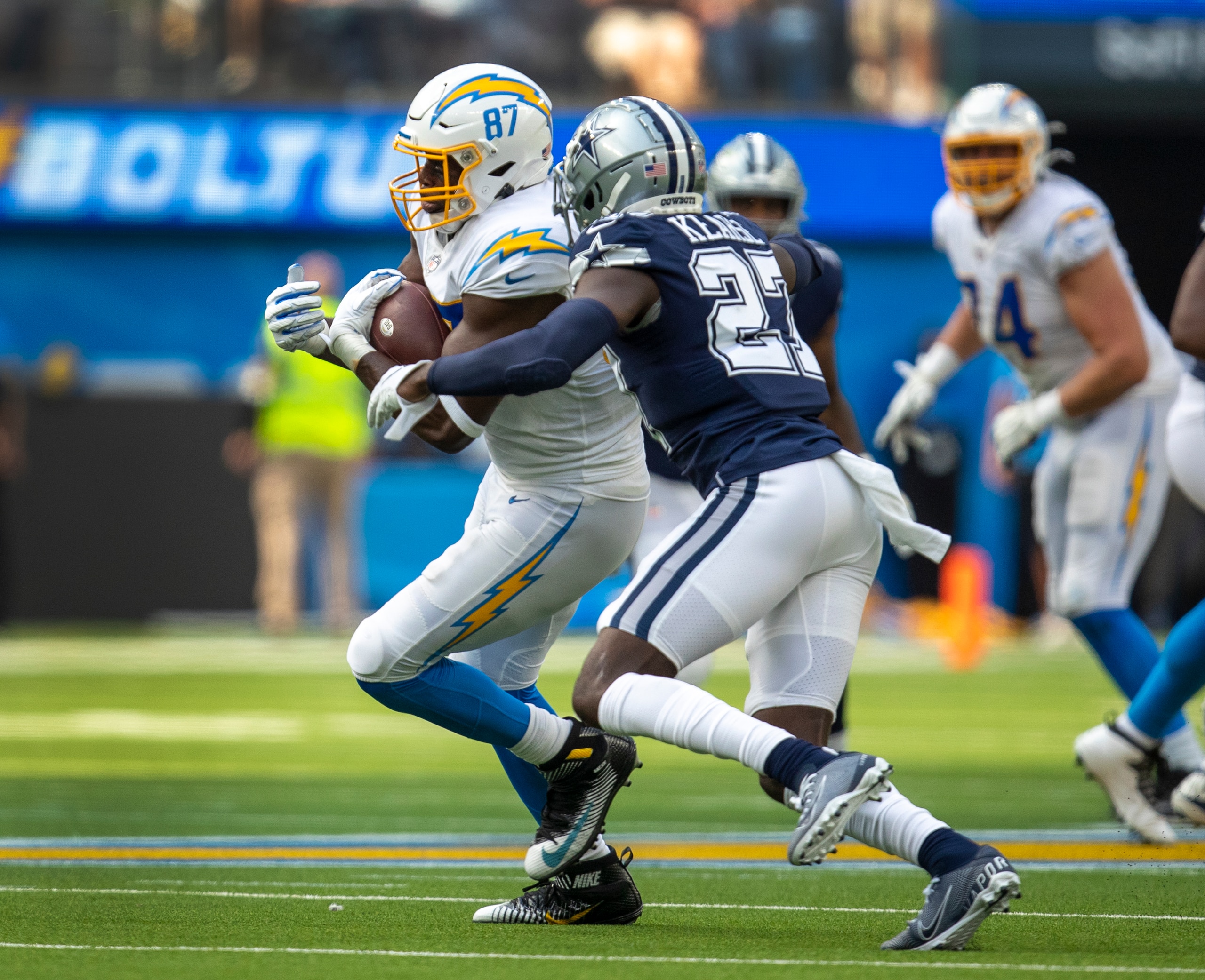 Los Angeles, CA - September 19: Los Angeles Chargers tight end Jared Cook runs the ball past Dallas Cowboys safety Jayron Kearse at SoFi Stadium on Sunday, Sept. 19, 2021 in Los Angeles, CA. (Allen J. Schaben / Los Angeles Times via Getty Images)
