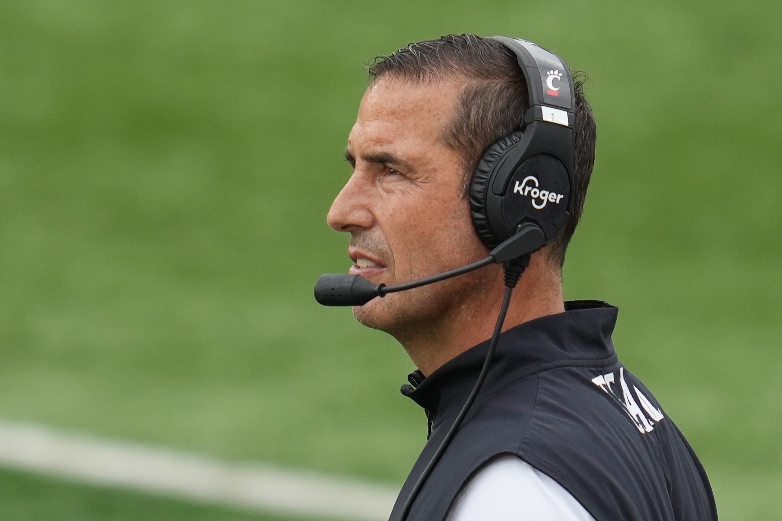SOUTH BEND, IN - OCTOBER 02: Cincinnati Bearcats head coach Luke Fickell looks on during a game between the Notre Dame Fighting Irish and the Cincinnati Bearcats on October 2, 2021, in South Bend, IN. (Photo by Robin Alam/Icon Sportswire via Getty Images) SOUTH BEND, IN - OCTOBER 02: Cincinnati Bearcats head coach Luke Fickell looks on during a game between the Notre Dame Fighting Irish and the Cincinnati Bearcats on October 2, 2021, in South Bend, IN. (Photo by Robin Alam/Icon Sportswire via Getty Images)