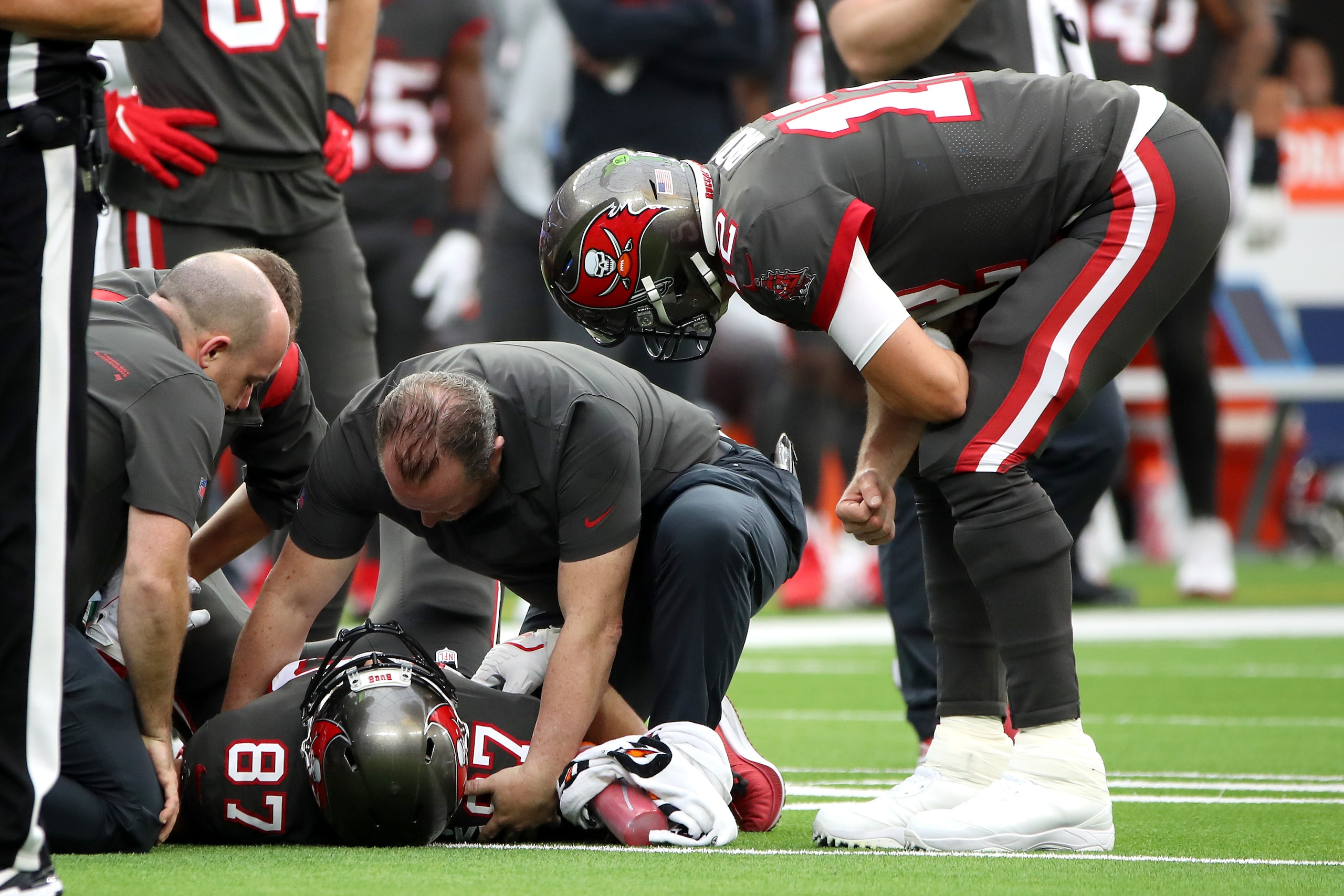 INGLEWOOD, CALIFORNIA - SEPTEMBER 26: Tom Brady #12 of the Tampa Bay Buccaneers and medical personnel check on teammate Rob Gronkowski #87 during the third quarter against the Los Angeles Rams at SoFi Stadium on September 26, 2021 in Inglewood, California. (Photo by Katelyn Mulcahy/Getty Images)