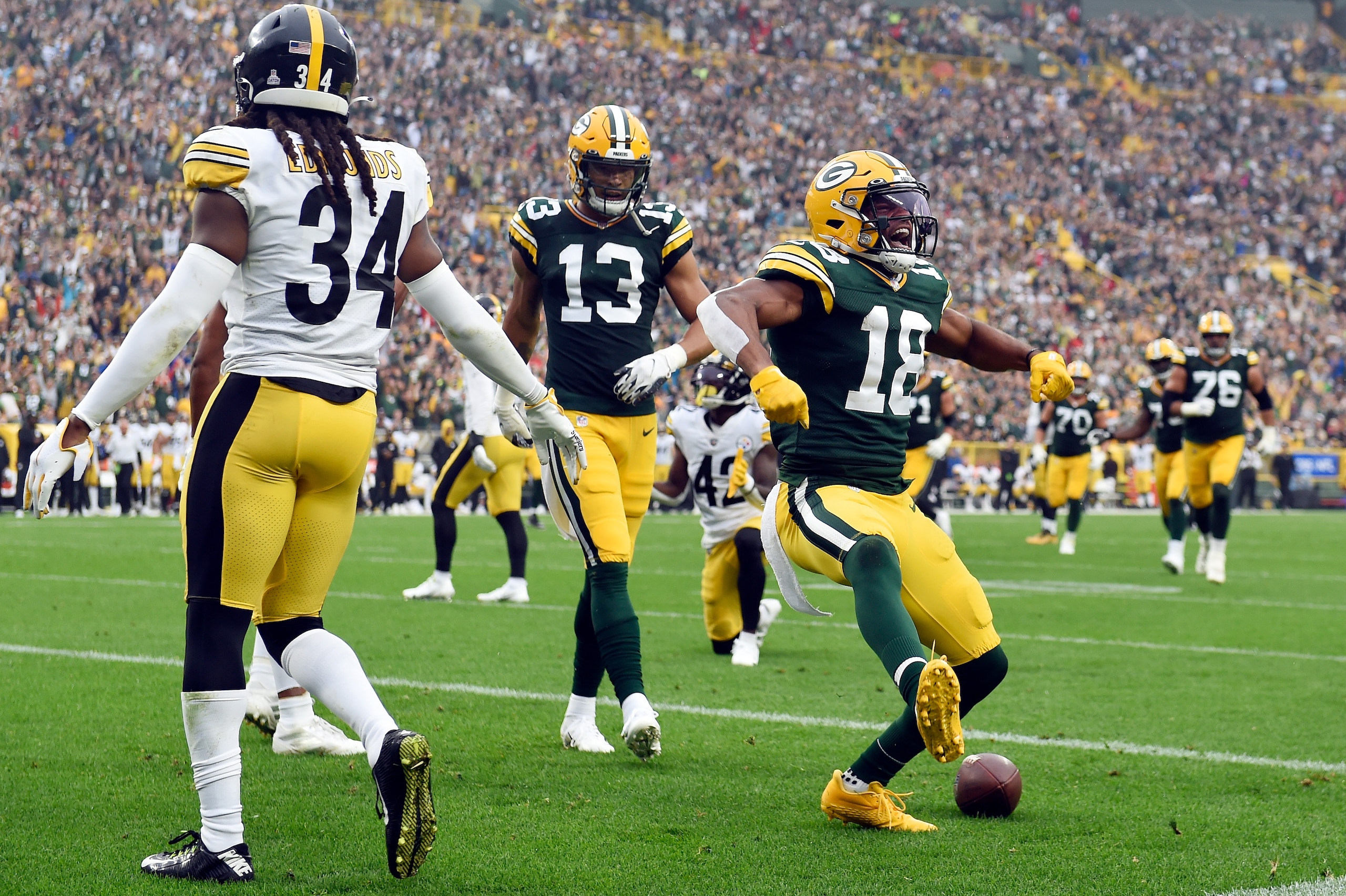 GREEN BAY, WISCONSIN - OCTOBER 03: Randall Cobb #18 of the Green Bay Packers catches the ball for a touchdown during the second quarter against the Pittsburgh Steelers at Lambeau Field on October 03, 2021 in Green Bay, Wisconsin. (Photo by Patrick McDermott/Getty Images) GREEN BAY, WISCONSIN - OCTOBER 03: Randall Cobb #18 of the Green Bay Packers catches the ball for a touchdown during the second quarter against the Pittsburgh Steelers at Lambeau Field on October 03, 2021 in Green Bay, Wisconsin. (Photo by Patrick McDermott/Getty Images)