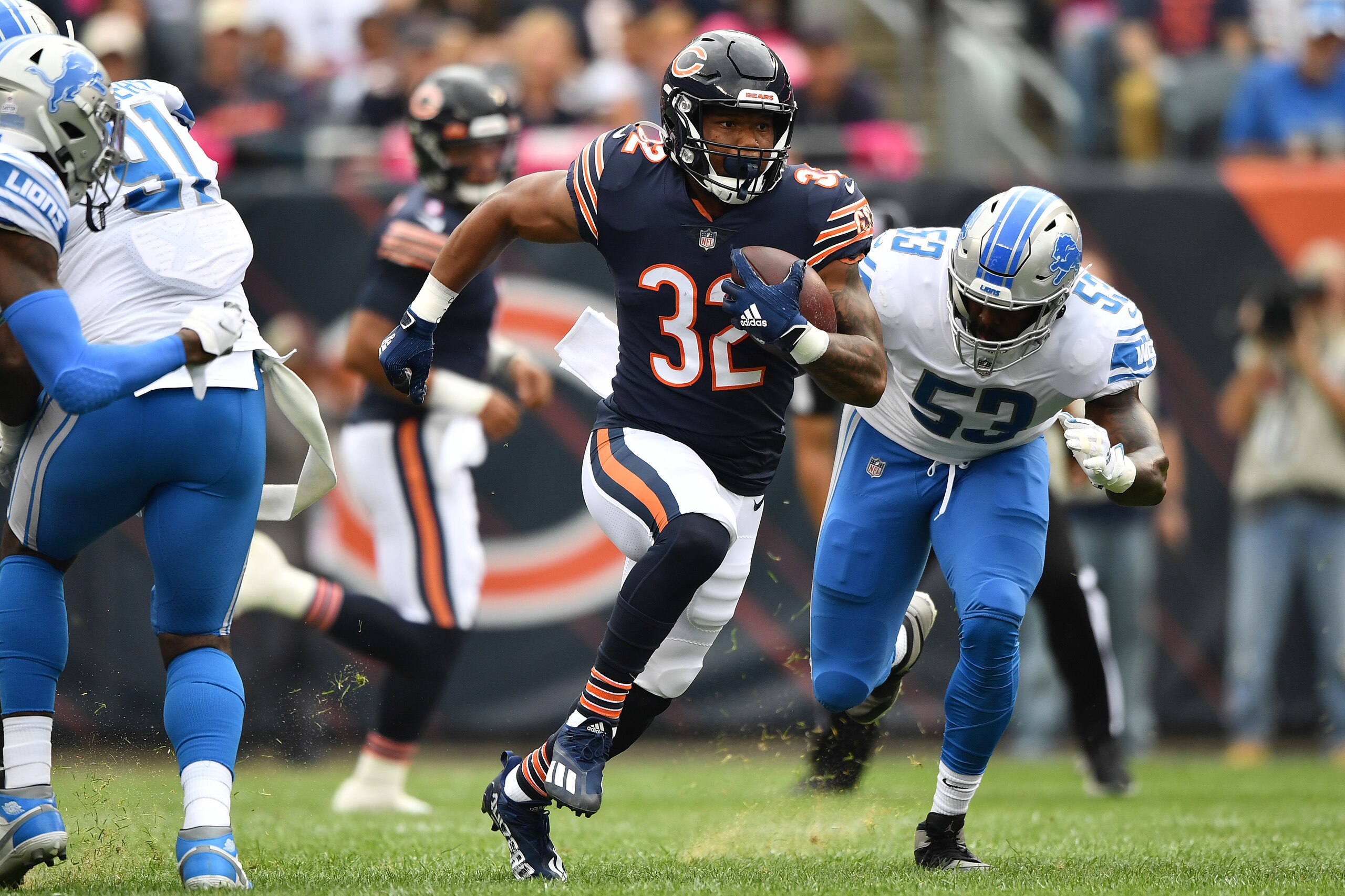 CHICAGO, ILLINOIS - OCTOBER 03: David Montgomery #32 of the Chicago Bears runs with the ball away from Charles Harris #53 of the Detroit Lions in the first half at Soldier Field on October 03, 2021 in Chicago, Illinois. (Photo by Jamie Sabau/Getty Images) CHICAGO, ILLINOIS - OCTOBER 03: David Montgomery #32 of the Chicago Bears runs with the ball away from Charles Harris #53 of the Detroit Lions in the first half at Soldier Field on October 03, 2021 in Chicago, Illinois. (Photo by Jamie Sabau/Getty Images)