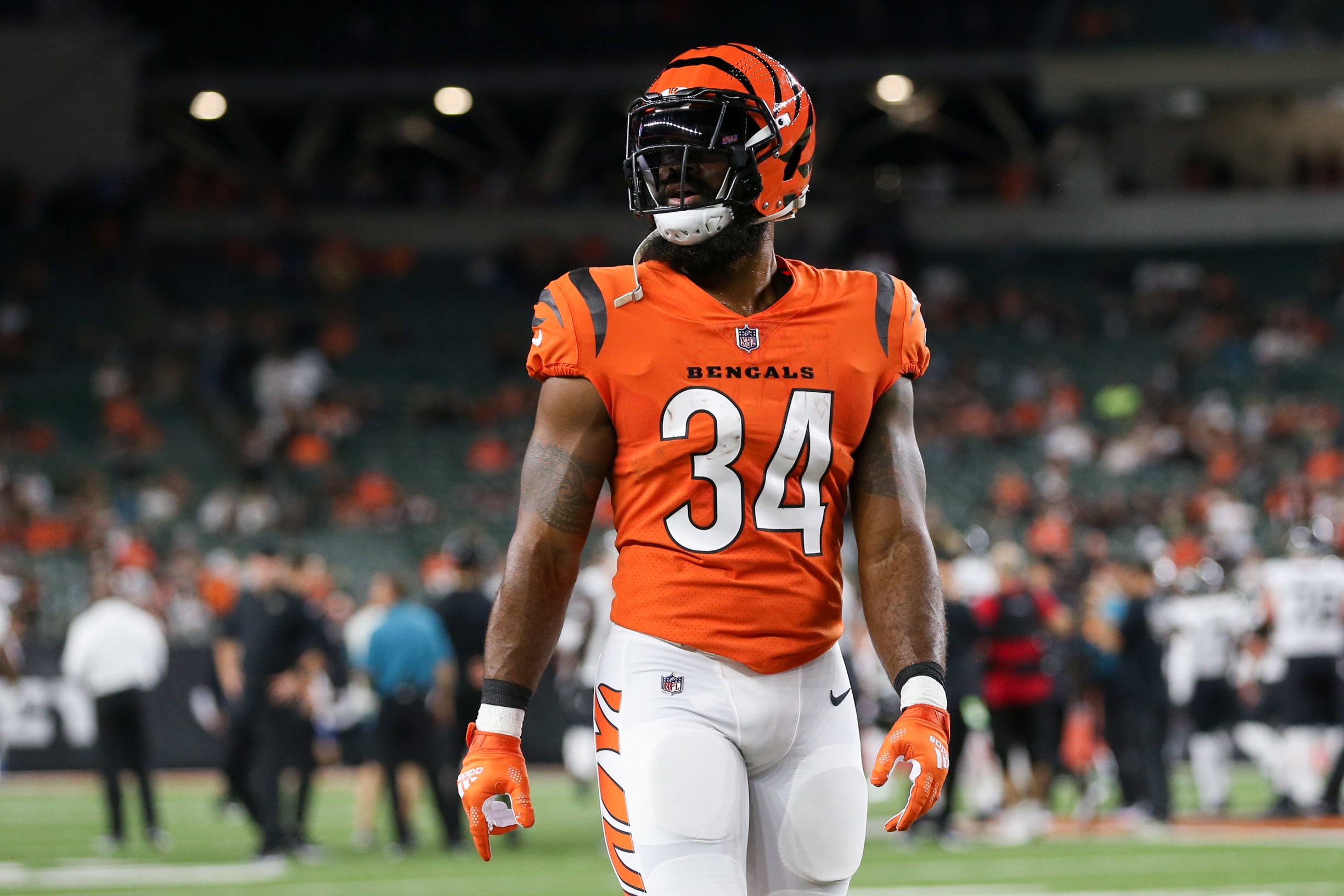 CINCINNATI, OH - SEPTEMBER 30: Cincinnati Bengals running back Samaje Perine (34) warms up before the game against the Jacksonville Jaguars and the Cincinnati Bengals on September 30, 2021, at Paul Brown Stadium in Cincinnati, OH. (Photo by Ian Johnson/Icon Sportswire via Getty Images)