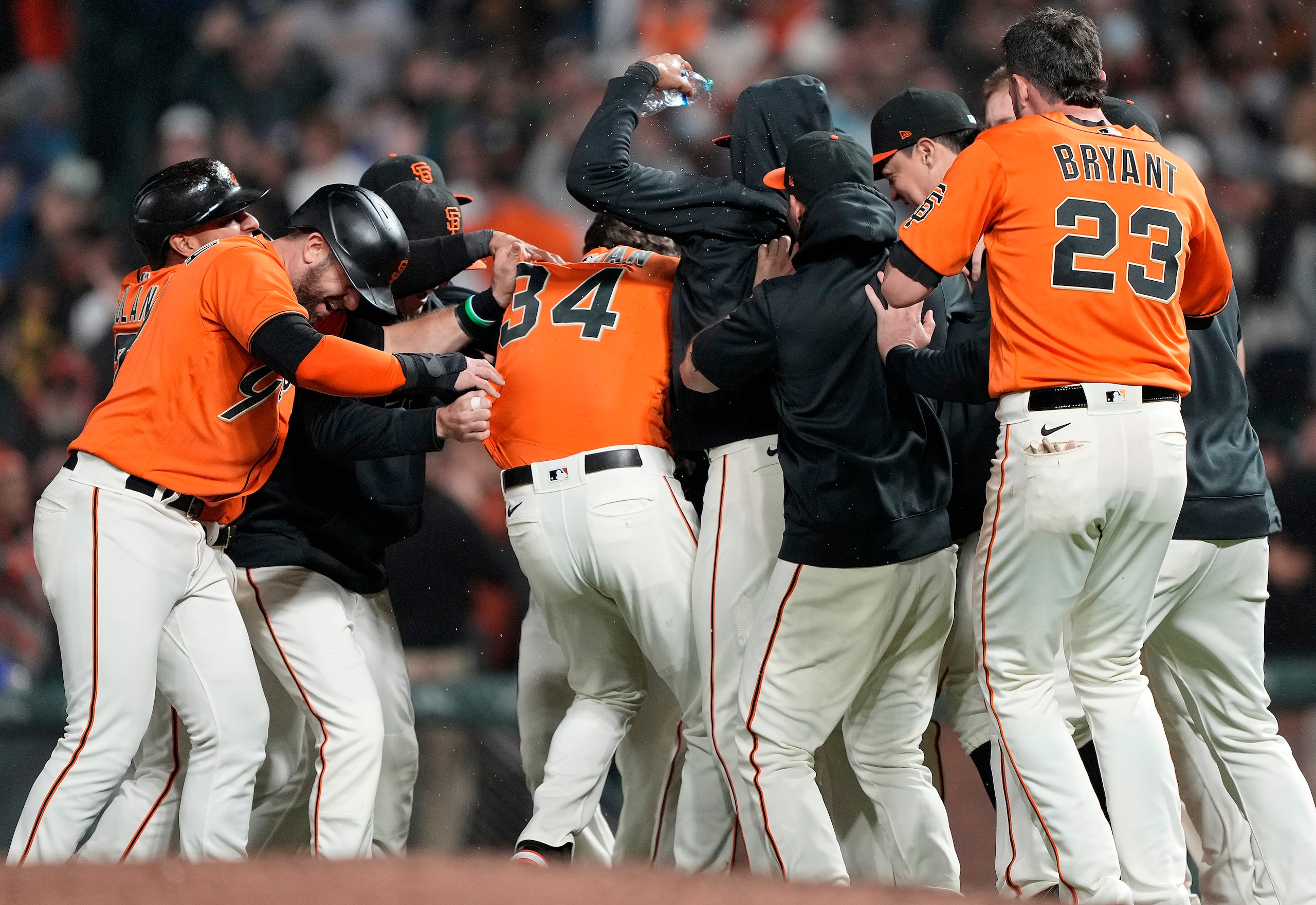 SAN FRANCISCO, CALIFORNIA - SEPTEMBER 17: Kevin Gausman #34 of the San Francisco Giants and teammates celebrates after Gausman hit a walk-off sacrifice fly to score Brandon Crawford #35 to defeat the Atlanta Braves 6-5 in the bottom of the 11th inning at Oracle Park on September 17, 2021 in San Francisco, California. (Photo by Thearon W. Henderson/Getty Images)