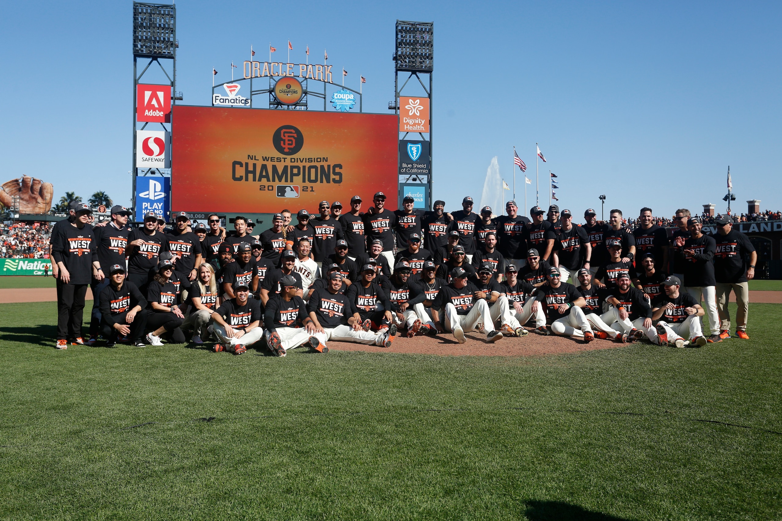 SAN FRANCISCO, CA - OCTOBER 03: The NL West Champion San Francisco Giants pose on the pitching mound after their game against the San Diego Padres on Oct. 3, 2021 at Oracle Park in San Francisco, CA. (Photo by Larry Placido/Icon Sportswire via Getty Images) SAN FRANCISCO, CA - OCTOBER 03: The NL West Champion San Francisco Giants pose on the pitching mound after their game against the San Diego Padres on Oct. 3, 2021 at Oracle Park in San Francisco, CA. (Photo by Larry Placido/Icon Sportswire via Getty Images)