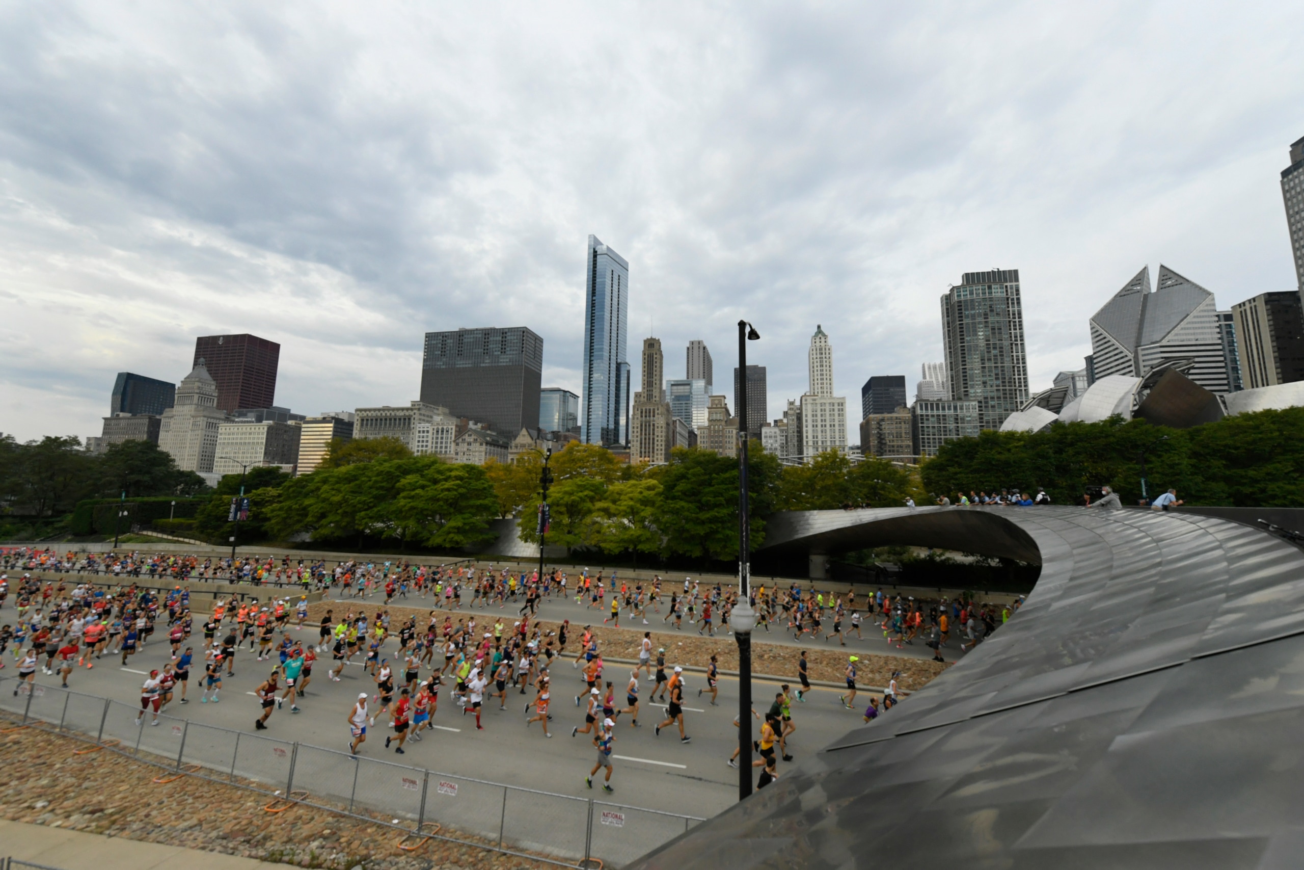 Runners start the 2021 Bank of America Chicago Marathon, Sunday, Oct. 10, 2021, in Chicago. (AP Photo/Paul Beaty)
