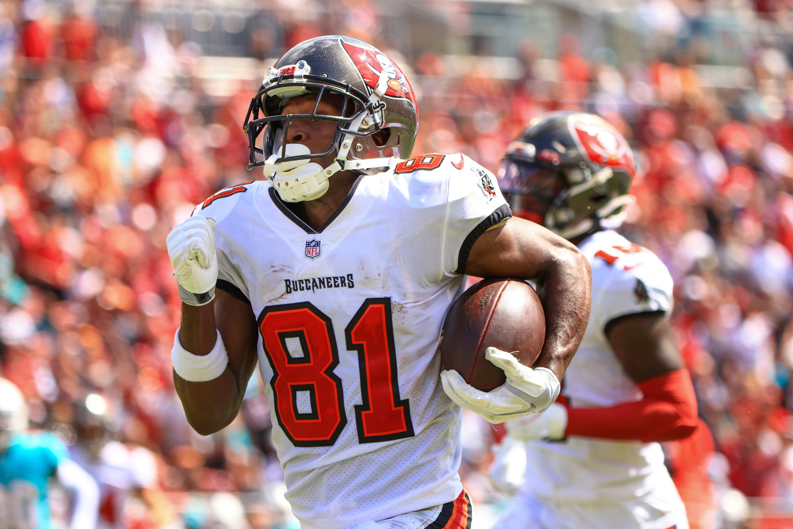 TAMPA, FLORIDA - OCTOBER 10: Antonio Brown #81 of the Tampa Bay Buccaneers scores a 62-yard touchdown pass from Tom Brady #12 (not pictured) against the Miami Dolphins during the second quarter at Raymond James Stadium on October 10, 2021 in Tampa, Florida. (Photo by Mike Ehrmann/Getty Images)