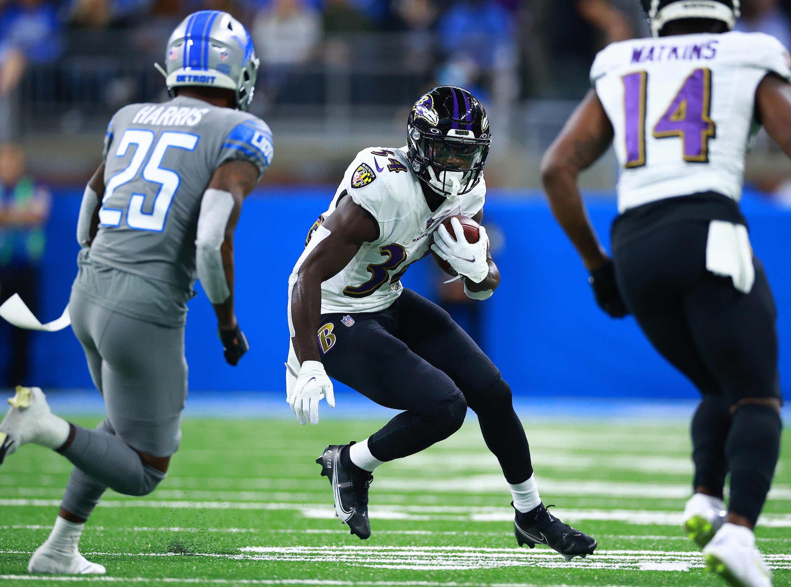 DETROIT, MICHIGAN - SEPTEMBER 26: Ty'Son Williams #34 of the Baltimore Ravens runs the ball during the first quarter against the Detroit Lions at Ford Field on September 26, 2021 in Detroit, Michigan. (Photo by Rey Del Rio/Getty Images)