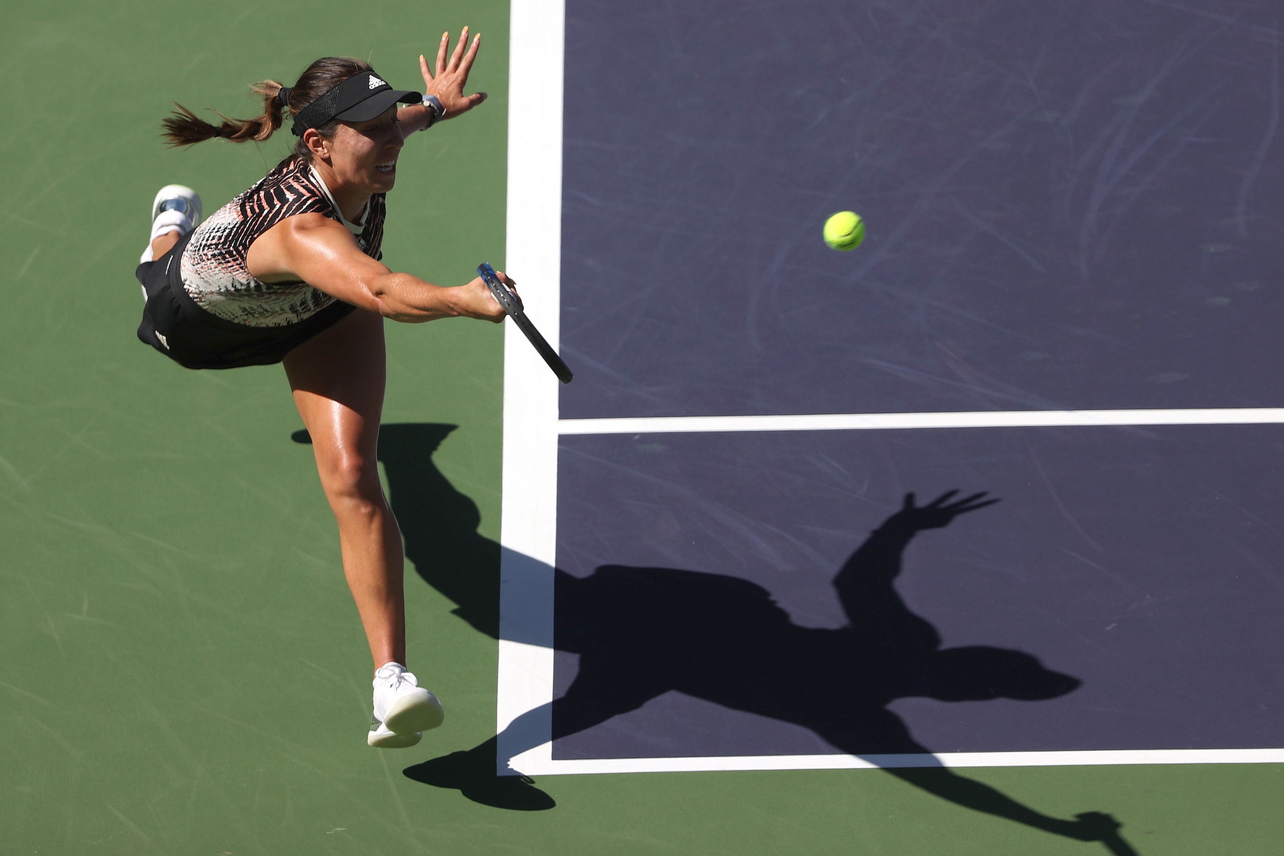 INDIAN WELLS, CALIFORNIA - OCTOBER 12: Jessica Pegula of the United States plays a forehand against Elina Svitolina of Ukraine during their match on Day 9 of the BNP Paribas Open at the Indian Wells Tennis Garden on October 12, 2021 in Indian Wells, California. (Photo by Sean M. Haffey/Getty Images)