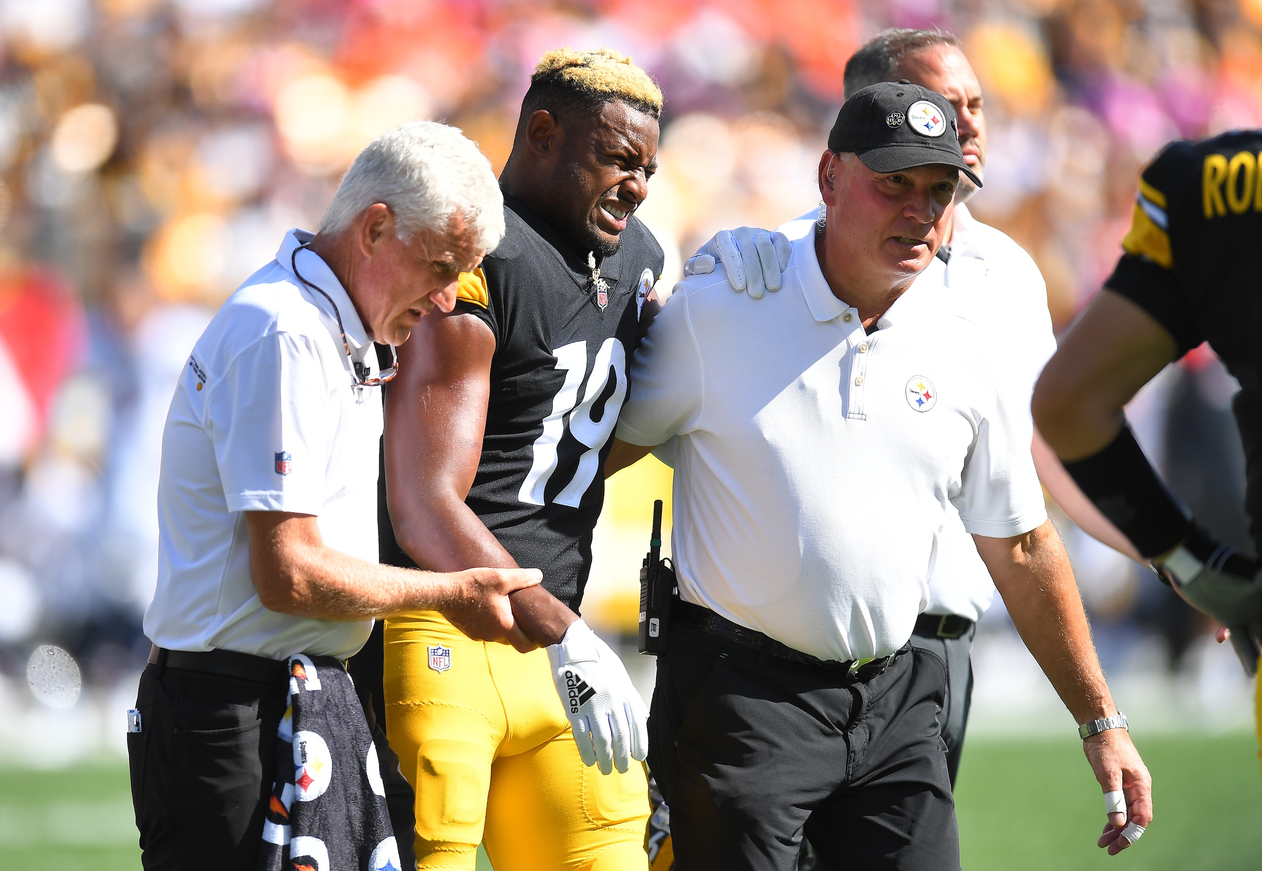 PITTSBURGH, PENNSYLVANIA - OCTOBER 10: JuJu Smith-Schuster #19 of the Pittsburgh Steelers reacts after being injured against the Denver Broncos during the second quarter at Heinz Field on October 10, 2021 in Pittsburgh, Pennsylvania. (Photo by Joe Sargent/Getty Images) PITTSBURGH, PENNSYLVANIA - OCTOBER 10: JuJu Smith-Schuster #19 of the Pittsburgh Steelers reacts after being injured against the Denver Broncos during the second quarter at Heinz Field on October 10, 2021 in Pittsburgh, Pennsylvania. (Photo by Joe Sargent/Getty Images)