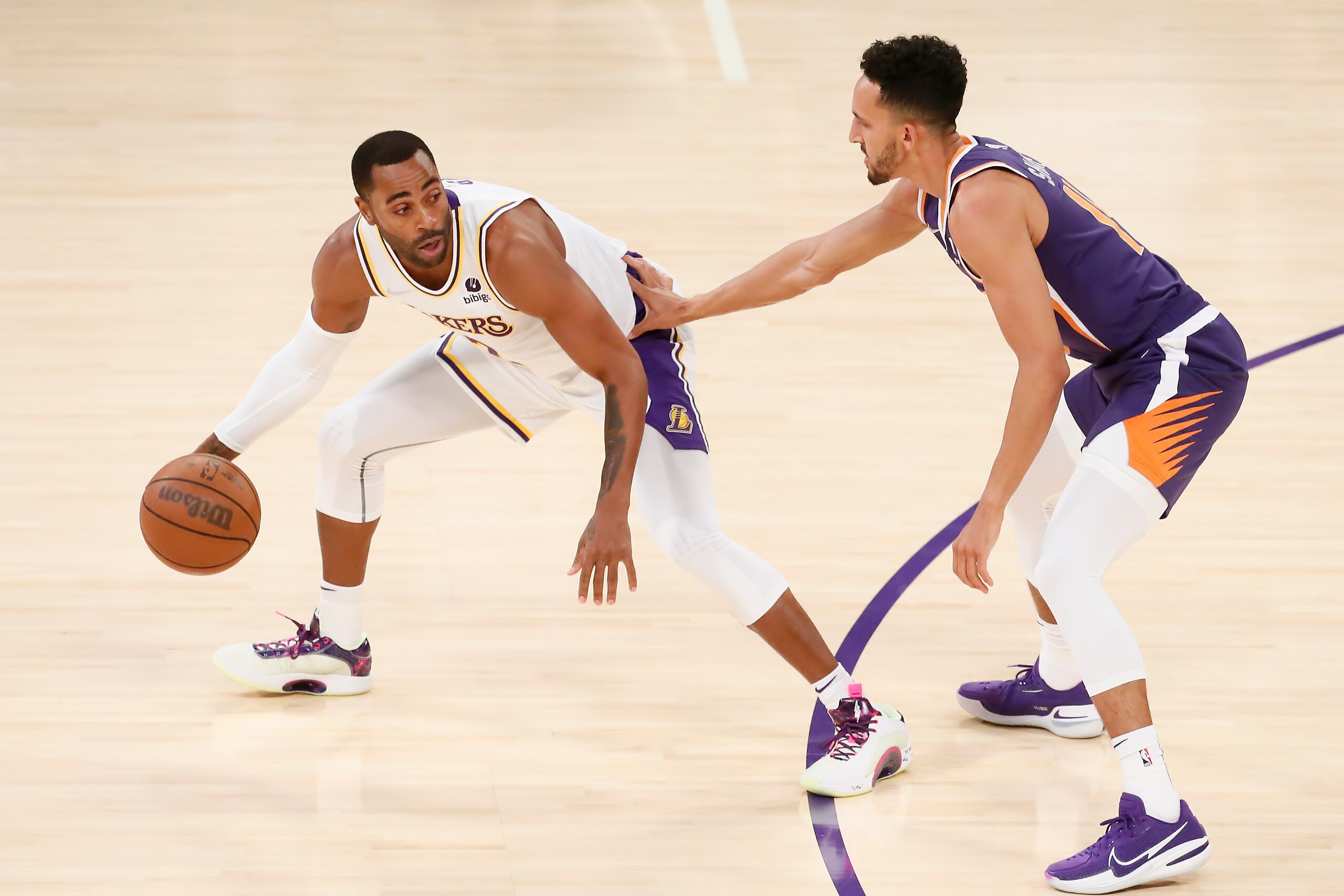 LOS ANGELES, CA - OCT 10: Landry Shamet #14 of the Phoenix Suns plays defense on Wayne Ellington #2 of the Los Angeles Lakers during a preseason game on October 10, 2021 at STAPLES Center in Los Angeles, California. NOTE TO USER: User expressly acknowledges and agrees that, by downloading and/or using this Photograph, user is consenting to the terms and conditions of the Getty Images License Agreement. Mandatory Copyright Notice: Copyright 2021 NBAE (Photo by Chris Elise/NBAE via Getty Images) LOS ANGELES, CA - OCT 10: Landry Shamet #14 of the Phoenix Suns plays defense on Wayne Ellington #2 of the Los Angeles Lakers during a preseason game on October 10, 2021 at STAPLES Center in Los Angeles, California. NOTE TO USER: User expressly acknowledges and agrees that, by downloading and/or using this Photograph, user is consenting to the terms and conditions of the Getty Images License Agreement. Mandatory Copyright Notice: Copyright 2021 NBAE (Photo by Chris Elise/NBAE via Getty Images)