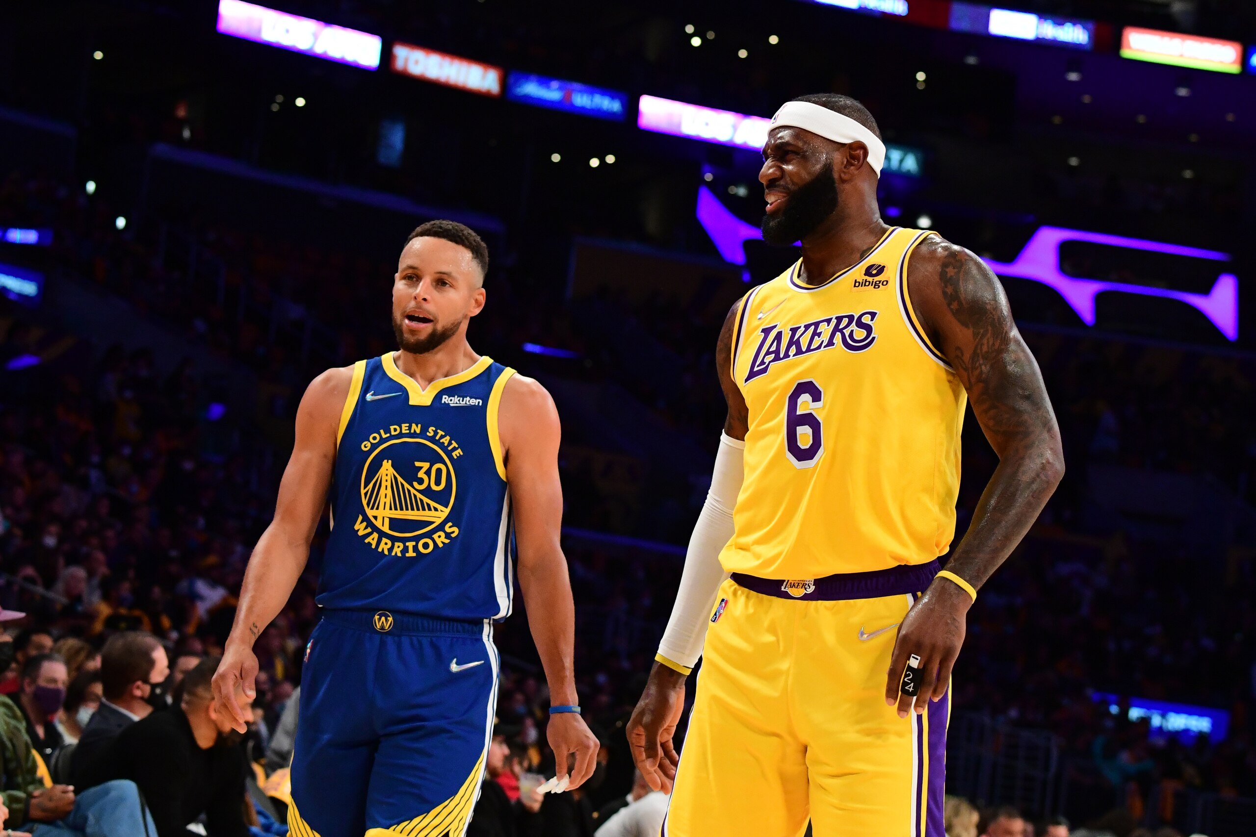 LOS ANGELES, CA - OCTOBER 19: Stephen Curry #30 of the Golden State Warriors and LeBron James #6 of the Los Angeles Lakers talk during the game on October 19, 2021 at STAPLES Center in Los Angeles, California. NOTE TO USER: User expressly acknowledges and agrees that, by downloading and/or using this Photograph, user is consenting to the terms and conditions of the Getty Images License Agreement. Mandatory Copyright Notice: Copyright 2021 NBAE (Photo by Adam Pantozzi/NBAE via Getty Images) LOS ANGELES, CA - OCTOBER 19: Stephen Curry #30 of the Golden State Warriors and LeBron James #6 of the Los Angeles Lakers talk during the game on October 19, 2021 at STAPLES Center in Los Angeles, California. NOTE TO USER: User expressly acknowledges and agrees that, by downloading and/or using this Photograph, user is consenting to the terms and conditions of the Getty Images License Agreement. Mandatory Copyright Notice: Copyright 2021 NBAE (Photo by Adam Pantozzi/NBAE via Getty Images)