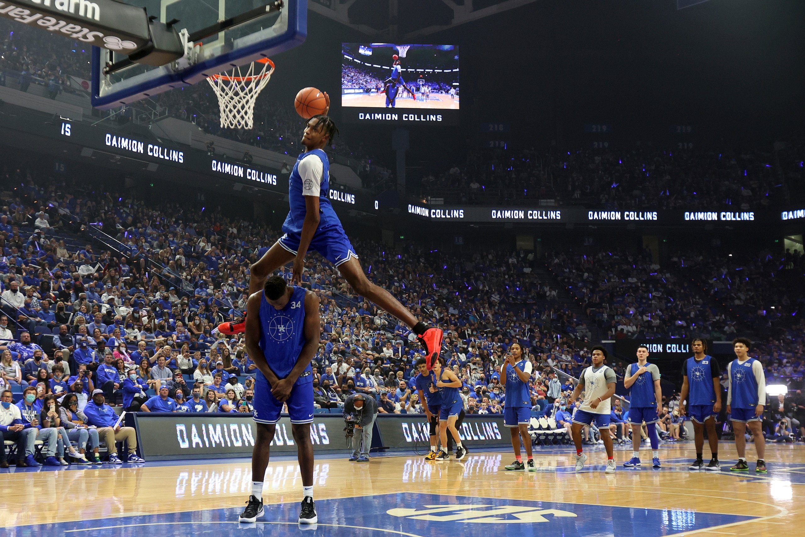 Daimion Collins, top, goes over Oscar Tshiebwe in the dunk contest during Kentucky's NCAA college basketball season kickoff event Big Blue Madness in Lexington, Ky., Friday, Oct. 15, 2021. (AP Photo/James Crisp) Daimion Collins, top, goes over Oscar Tshiebwe in the dunk contest during Kentucky's NCAA college basketball season kickoff event Big Blue Madness in Lexington, Ky., Friday, Oct. 15, 2021. (AP Photo/James Crisp)