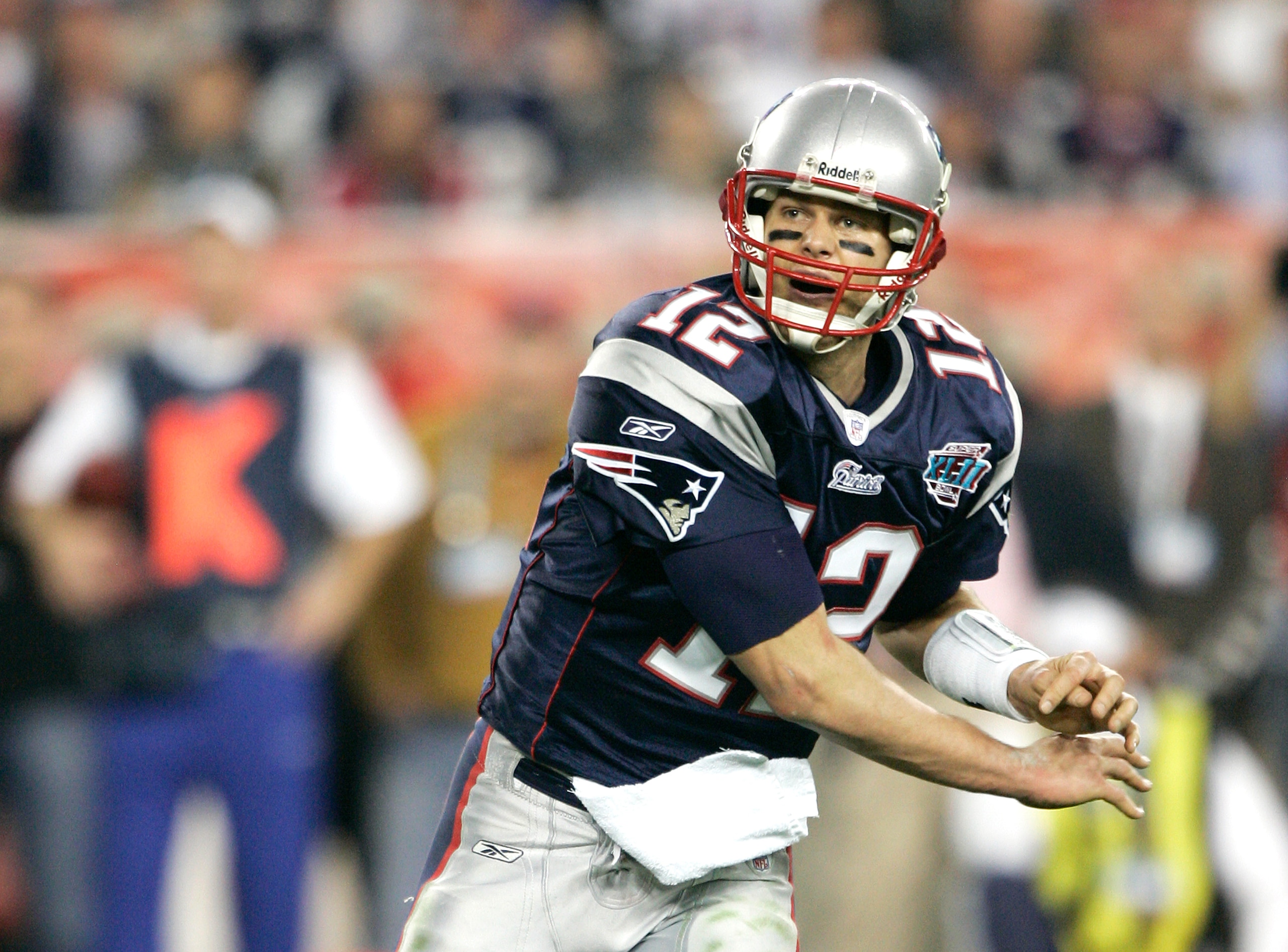 GLENDALE, AZ - FEBRUARY 03: Patriots quarterback Tom Brady throws long during the New York Giants game versus the New England Patriots in Super Bowl XLII, on February 3, 2008, at The University of Phoenix Stadium in Glendale, Arizona. (Photo by Icon Sportswire)
