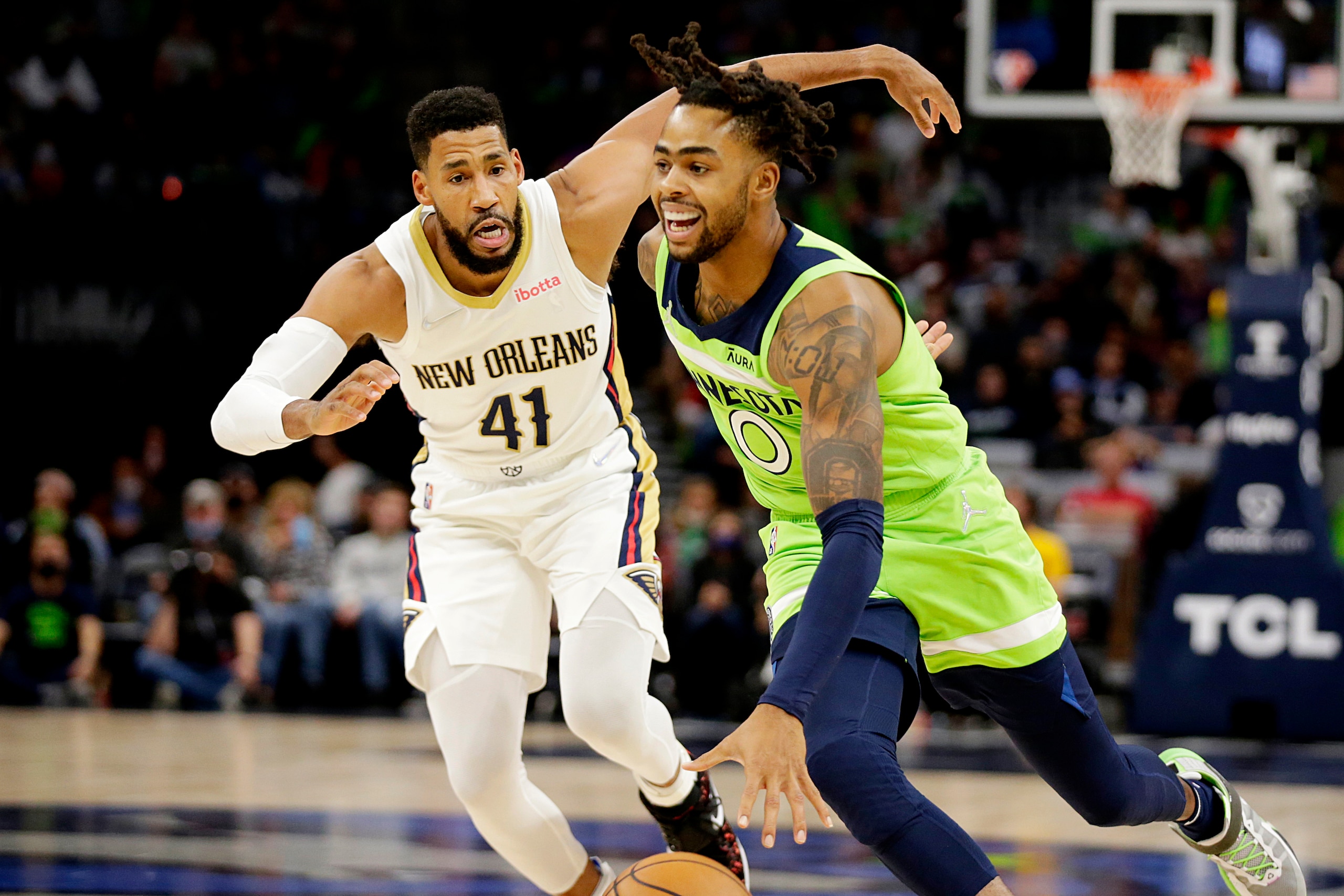 D'Angelo Russell (0), de los Timberwolves de Minnesota, conduce con el balón en contra de los Pelicans de Nueva Orleans ante la marca de Garrett Temple (41) en la segunda mitad del juego de la NBA, el sábado 23 de octubre de 2021, en Minneapolis. (AP Foto/Andy Clayton-King)