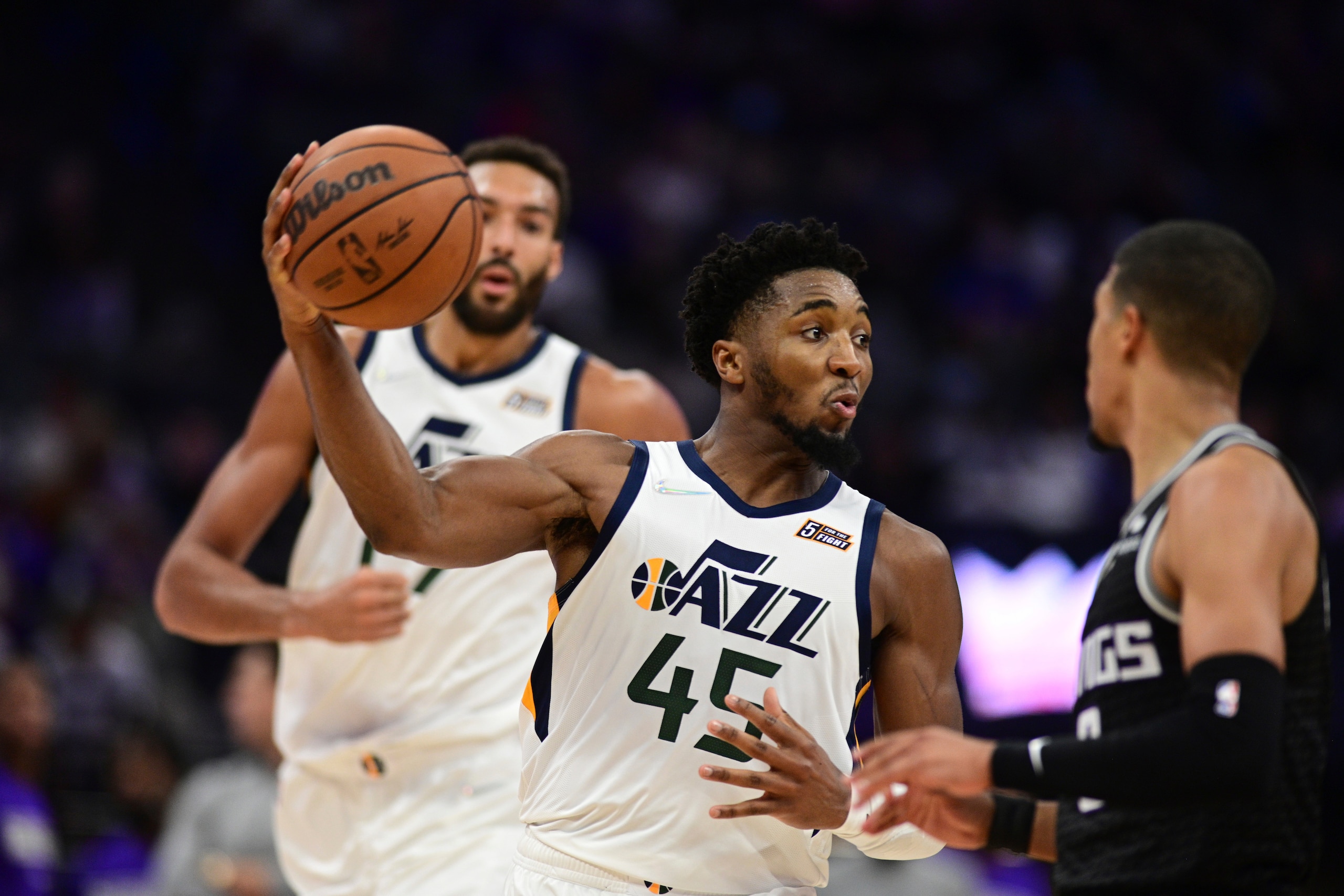 Utah Jazz Donovan Mitchell drives to the basket during the second half of the team's NBA basketball game against the Sacramento Kings in Sacramento, Calif., Friday, Oct. 22, 2021. The Jazz 110-101. (AP Photo/José Luis Villegas)
