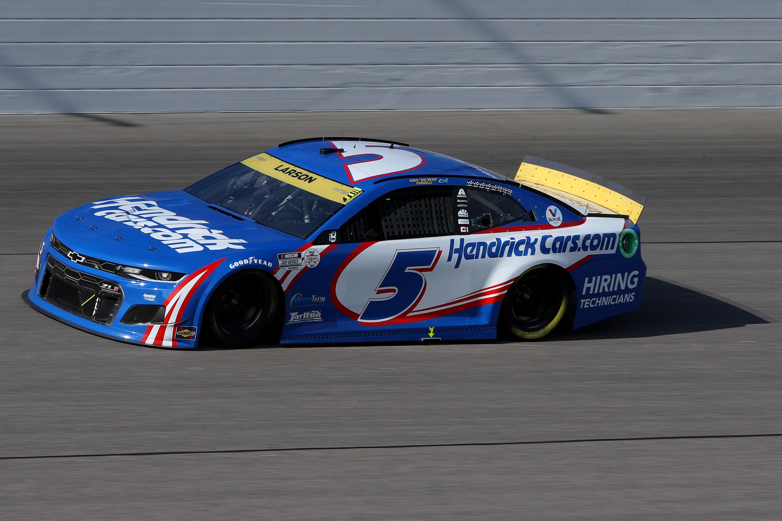 KANSAS CITY, KANSAS - OCTOBER 24: Kyle Larson, driver of the #5 HendrickCars.com Chevrolet, drives during the NASCAR Cup Series Hollywood Casino 400 at Kansas Speedway on October 24, 2021 in Kansas City, Kansas. (Photo by Sean Gardner/Getty Images)