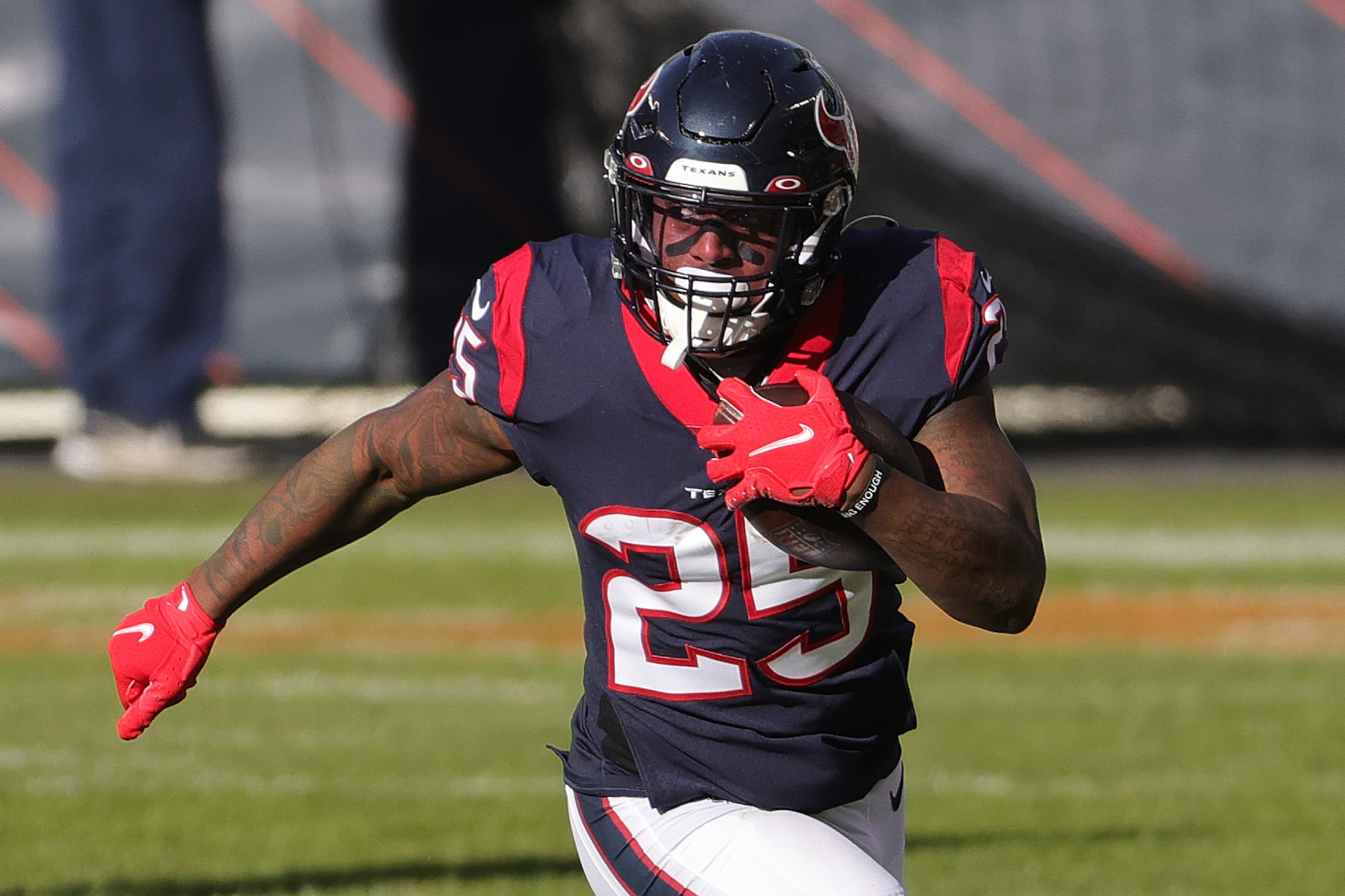 CHICAGO, ILLINOIS - DECEMBER 13: Houston Texans running back Duke Johnson #25 runs against the Chicago Bears during the first half at Soldier Field on December 13, 2020 in Chicago, Illinois. (Photo by Jonathan Daniel/Getty Images) CHICAGO, ILLINOIS - DECEMBER 13: Houston Texans running back Duke Johnson #25 runs against the Chicago Bears during the first half at Soldier Field on December 13, 2020 in Chicago, Illinois. (Photo by Jonathan Daniel/Getty Images)