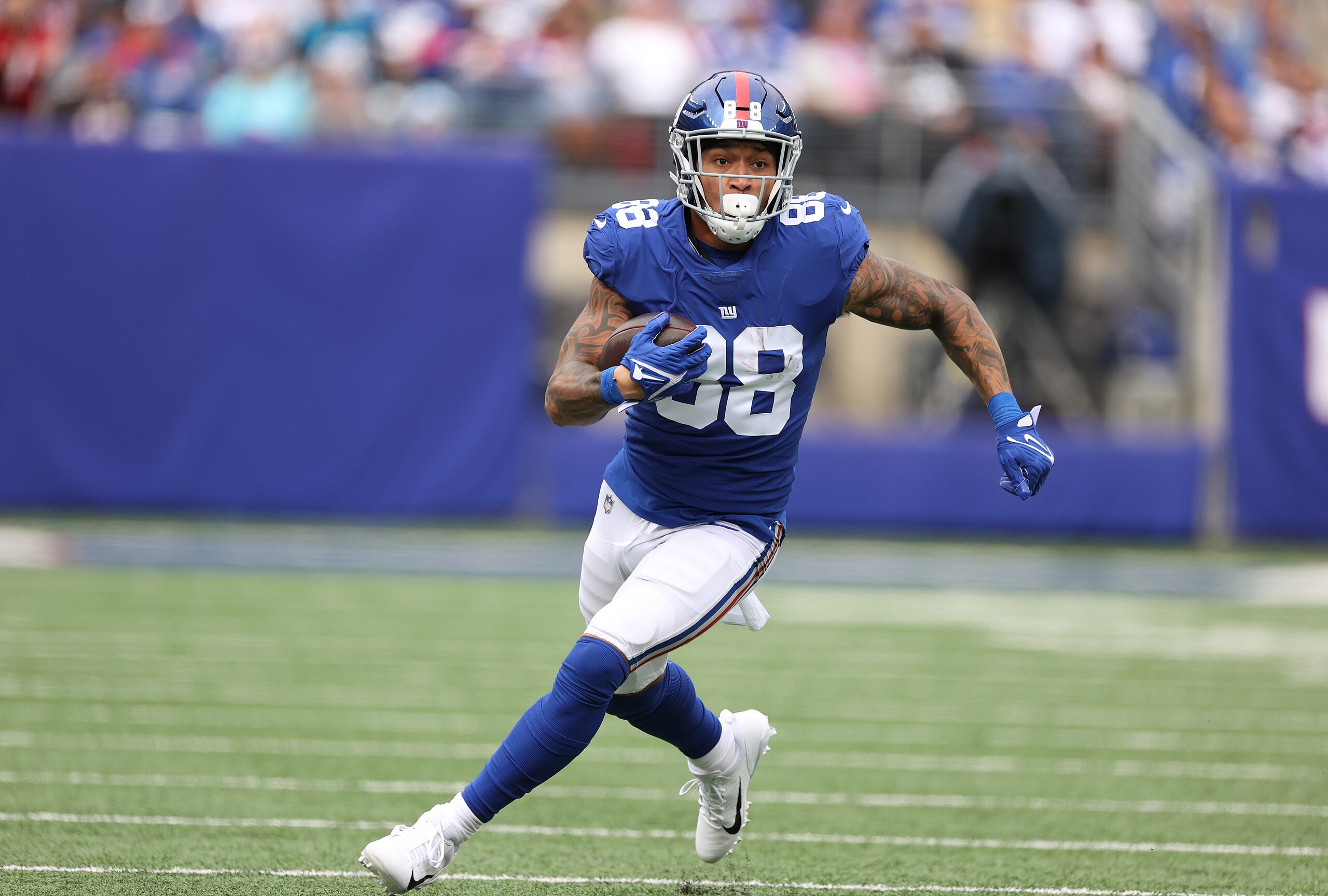 EAST RUTHERFORD, NEW JERSEY - OCTOBER 24: Evan Engram #88 of the New York Giants in action against the Carolina Panthers during their game at MetLife Stadium on October 24, 2021 in East Rutherford, New Jersey. (Photo by Al Bello/Getty Images) EAST RUTHERFORD, NEW JERSEY - OCTOBER 24: Evan Engram #88 of the New York Giants in action against the Carolina Panthers during their game at MetLife Stadium on October 24, 2021 in East Rutherford, New Jersey. (Photo by Al Bello/Getty Images)