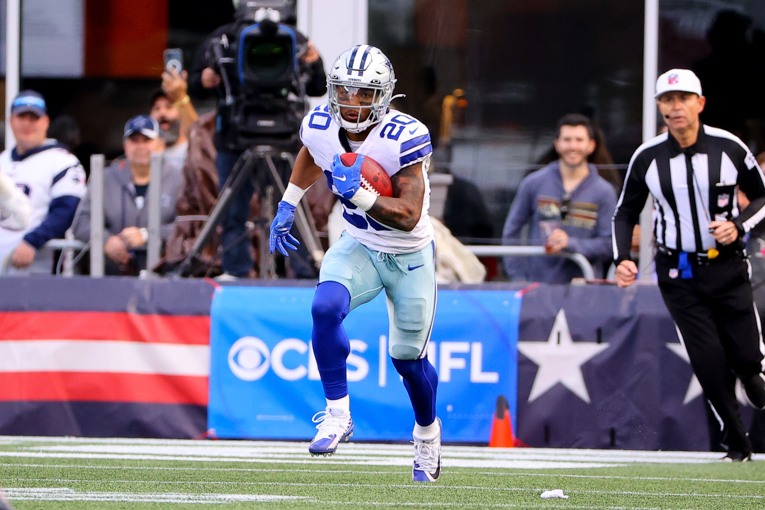 FOXBOROUGH, MA - OCTOBER 17: Dallas Cowboys running back Tony Pollard (20) runs during the National Football League game between the New England Patriots and the Dallas Cowboys on October 17, 2021 at Gillette Stadium in Foxborough, MA. (Photo by Rich Graessle/Icon Sportswire via Getty Images) FOXBOROUGH, MA - OCTOBER 17: Dallas Cowboys running back Tony Pollard (20) runs during the National Football League game between the New England Patriots and the Dallas Cowboys on October 17, 2021 at Gillette Stadium in Foxborough, MA. (Photo by Rich Graessle/Icon Sportswire via Getty Images)
