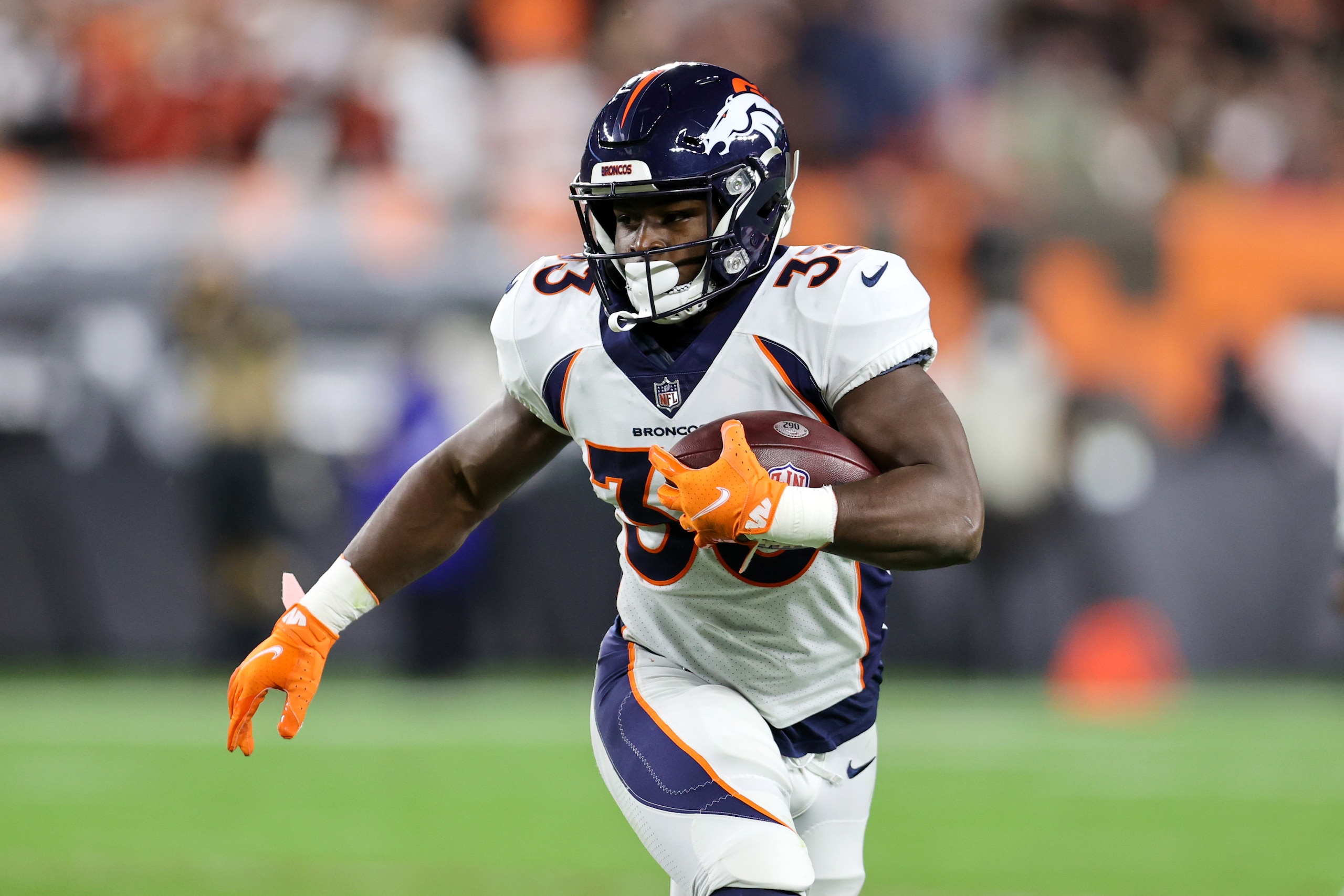 CLEVELAND, OH - OCTOBER 21: Denver Broncos running back Javonte Williams (33) runs after making a catch during the first quarter of the National Football League game between the Denver Broncos and Cleveland Browns on October 21, 2021, at FirstEnergy Stadium in Cleveland, OH. (Photo by Frank Jansky/Icon Sportswire via Getty Images) CLEVELAND, OH - OCTOBER 21: Denver Broncos running back Javonte Williams (33) runs after making a catch during the first quarter of the National Football League game between the Denver Broncos and Cleveland Browns on October 21, 2021, at FirstEnergy Stadium in Cleveland, OH. (Photo by Frank Jansky/Icon Sportswire via Getty Images)