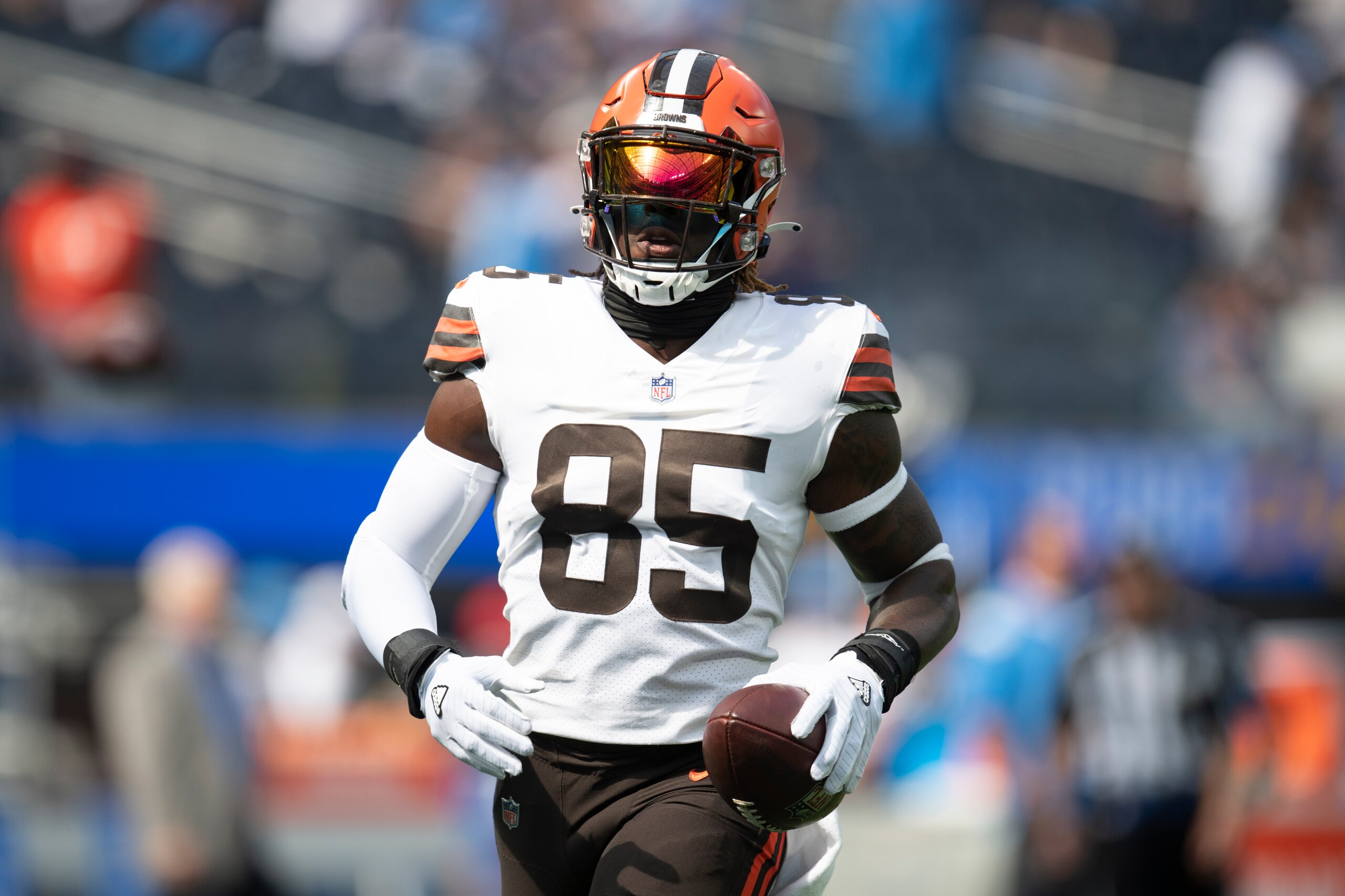 Cleveland Browns tight end David Njoku (85) warms up before an NFL football game against the Los Angeles Chargers Sunday, Oct. 10, 2021, in Inglewood, Calif. (AP Photo/Kyusung Gong)
