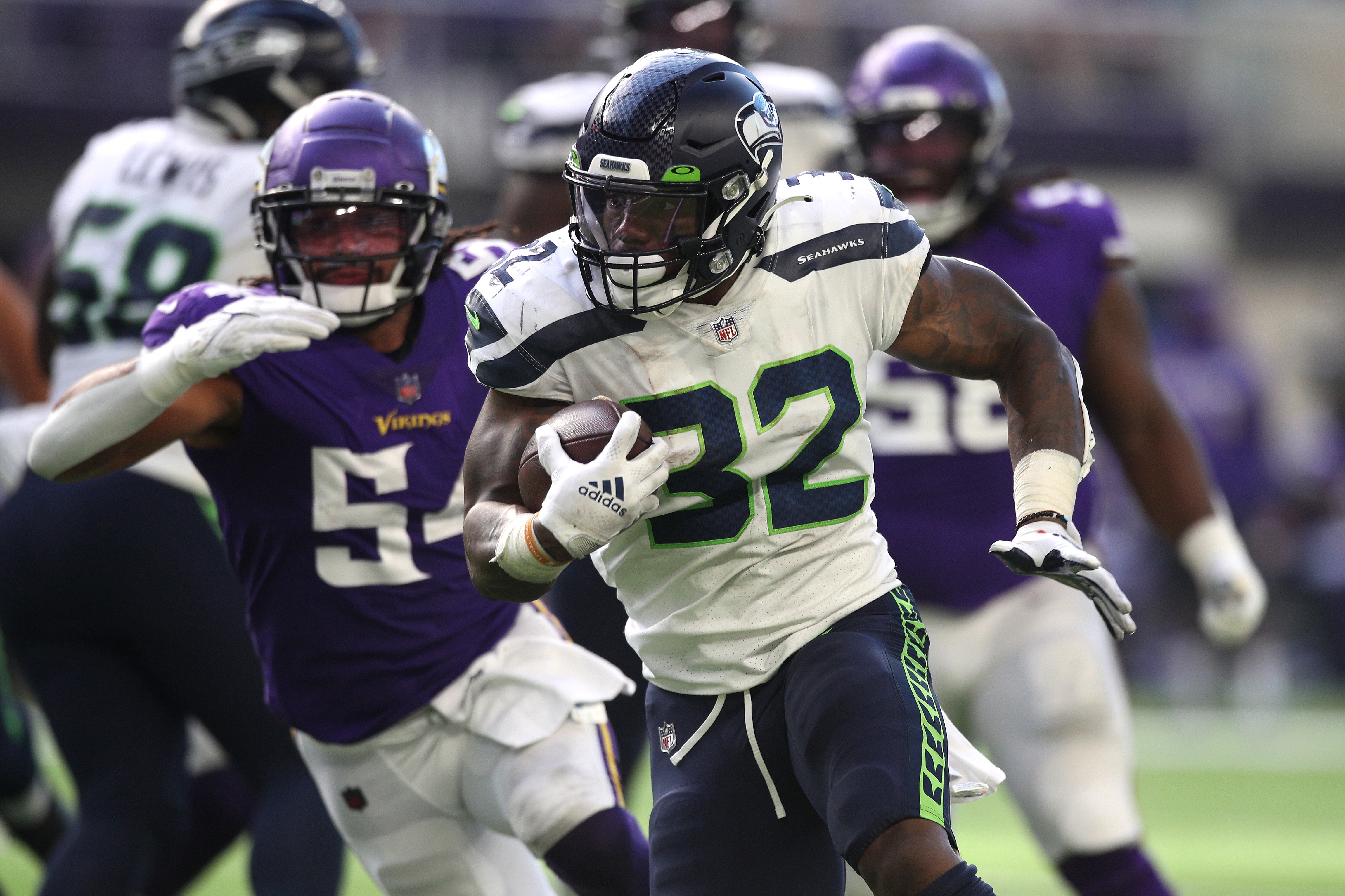 MINNEAPOLIS, MINNESOTA - SEPTEMBER 26: Chris Carson #32 of the Seattle Seahawks runs the ball for a touchdown during the second quarter in the game against the Minnesota Vikings at U.S. Bank Stadium on September 26, 2021 in Minneapolis, Minnesota. (Photo by David Berding/Getty Images)