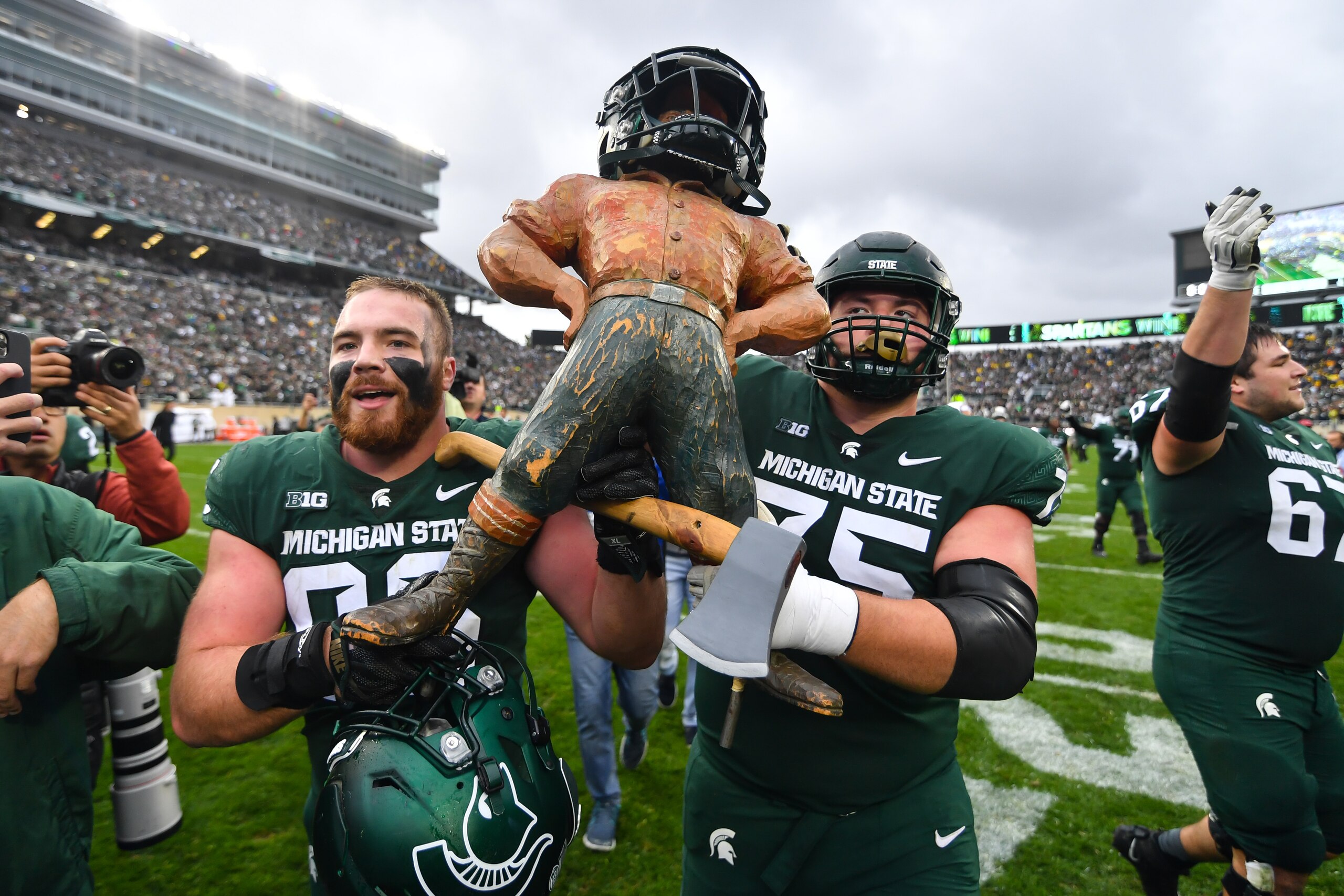 EAST LANSING, MI - OCTOBER 30: Michigan State Spartans defensive end Drew Beesley (86) and guard Kevin Jarvis (75) after a college football game between the Michigan State Spartans and the Michigan Wolverines on October 30, 2021 at Spartan Stadium in East Lansing, MI. (Photo by Adam Ruff/Icon Sportswire via Getty Images)