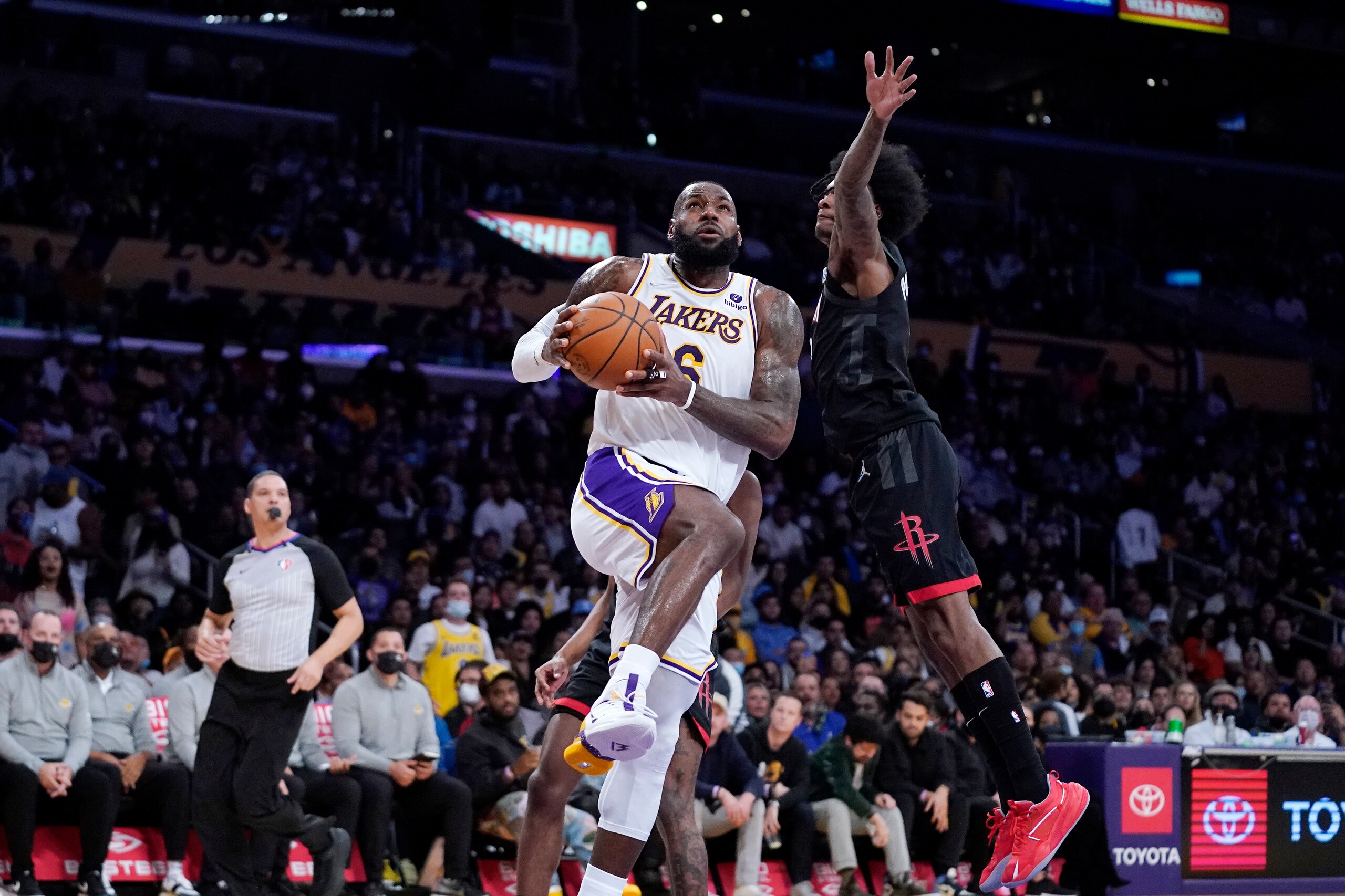 Los Angeles Lakers forward LeBron James, left, shoots as Houston Rockets guard Kevin Porter Jr. defends during the first half of an NBA basketball game Sunday, Oct. 31, 2021, in Los Angeles. (AP Photo/Mark J. Terrill) Los Angeles Lakers forward LeBron James, left, shoots as Houston Rockets guard Kevin Porter Jr. defends during the first half of an NBA basketball game Sunday, Oct. 31, 2021, in Los Angeles. (AP Photo/Mark J. Terrill)