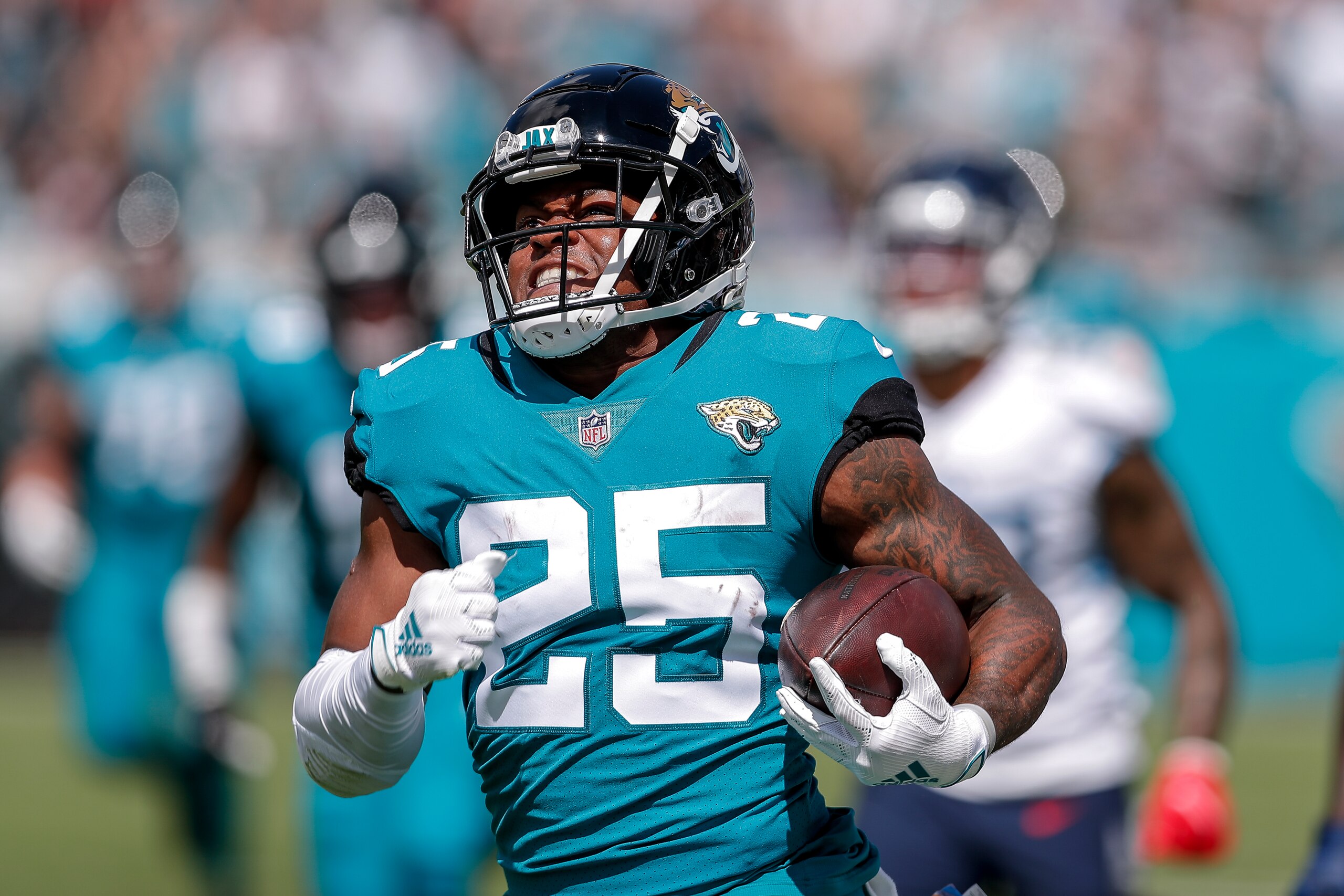 JACKSONVILLE, FL - OCTOBER 10: Runningback James Robinson #25 of the Jacksonville Jaguars on a running play during the game against the Tennessee Titans at TIAA Bank Field on October 10, 2021 in Jacksonville, Florida. The Titans defeated the Jaguars 37 to 19. (Photo by Don Juan Moore/Getty Images)