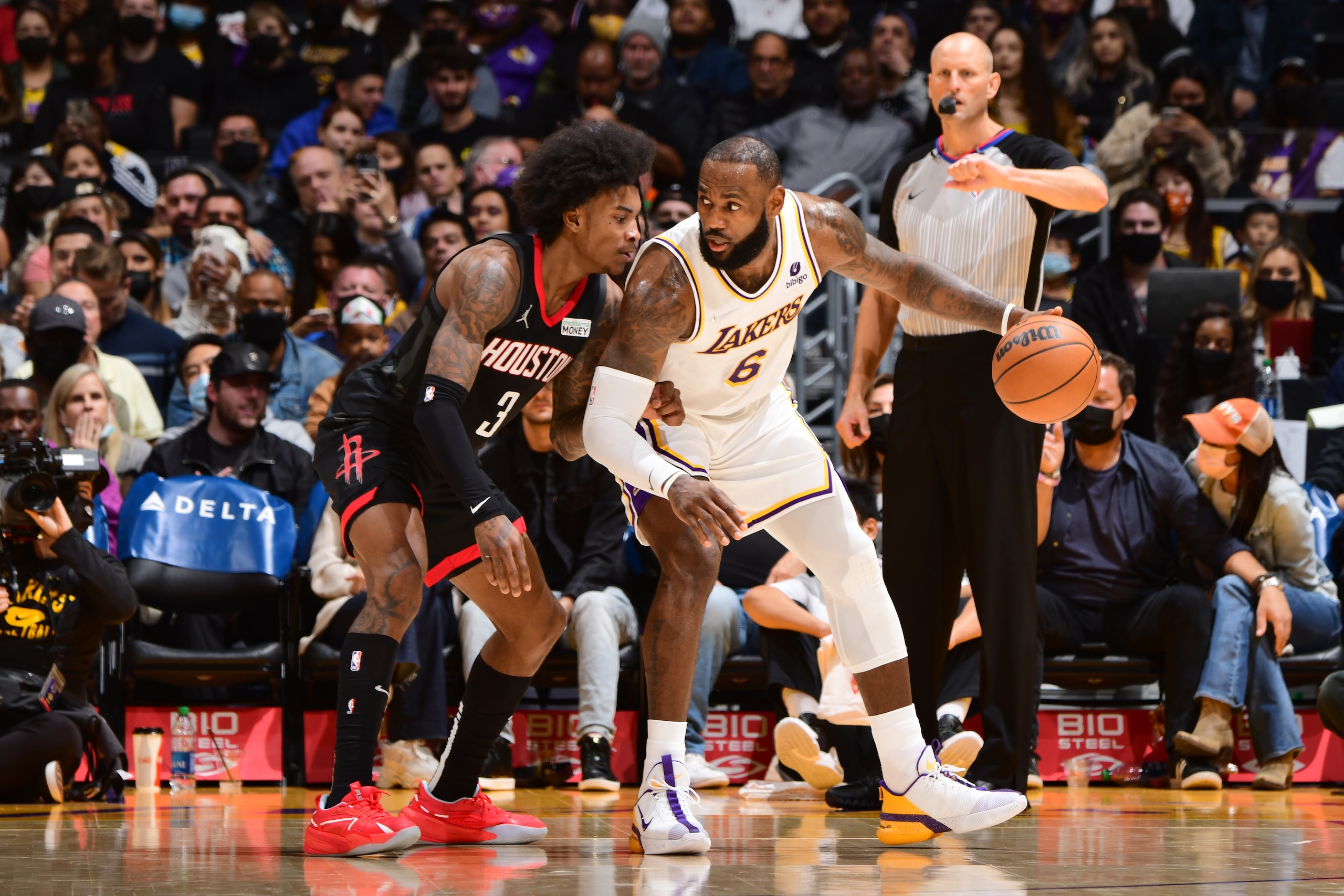 LOS ANGELES, CA - OCTOBER 31: Kevin Porter Jr. #3 of the Houston Rockets plays defense on LeBron James #6 of the Los Angeles Lakers during the game on October 31, 2021 at STAPLES Center in Los Angeles, California. NOTE TO USER: User expressly acknowledges and agrees that, by downloading and/or using this Photograph, user is consenting to the terms and conditions of the Getty Images License Agreement. Mandatory Copyright Notice: Copyright 2021 NBAE (Photo by Adam Pantozzi/NBAE via Getty Images)