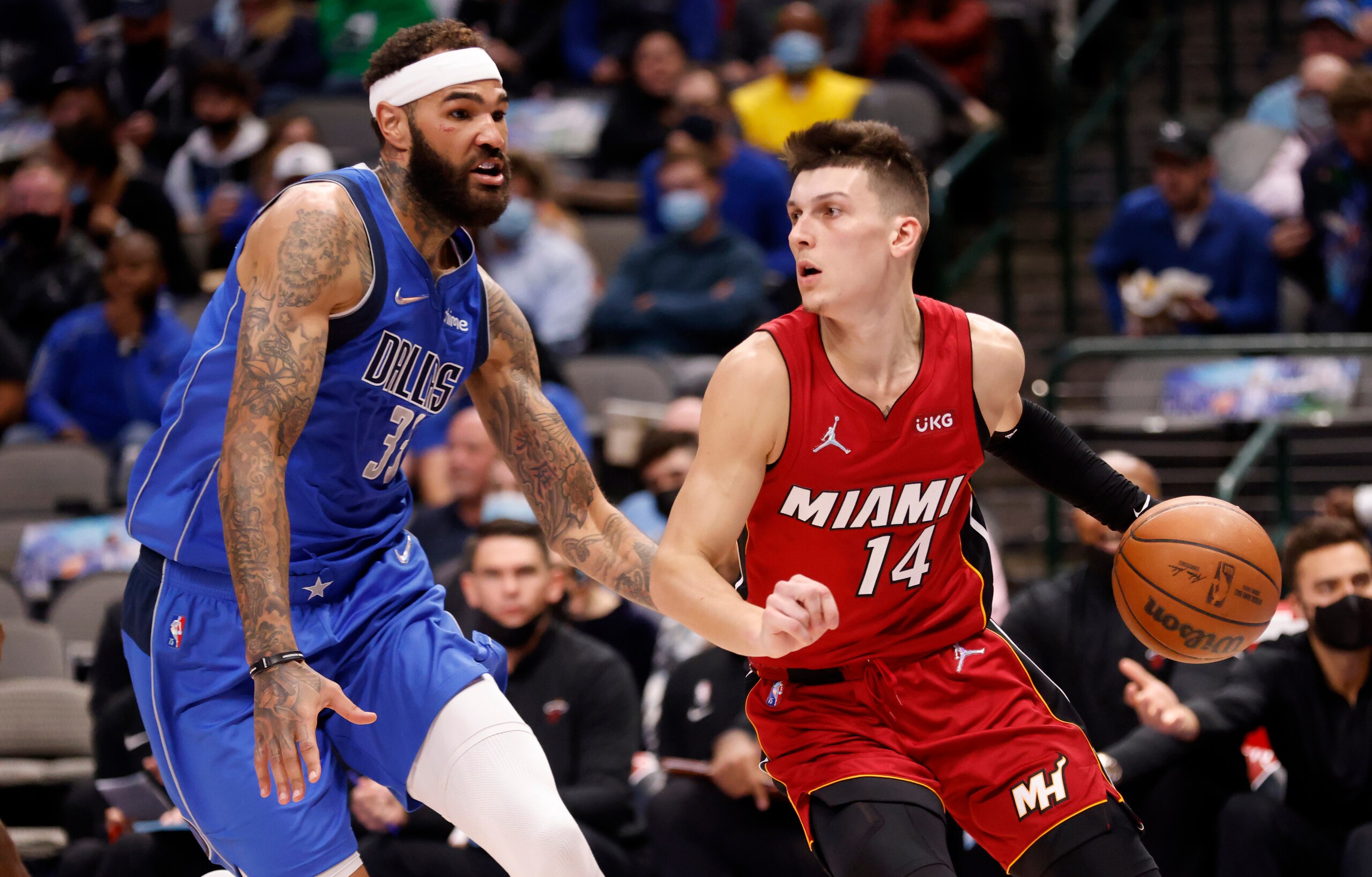 DALLAS, TX - NOVEMBER 2: Tyler Herro #14 of the Miami Heat handles the ball as Willie Cauley-Stein #33 of the Dallas Mavericks defends in the first half at American Airlines Center on November 2, 2021 in Dallas, Texas. NOTE TO USER: User expressly acknowledges and agrees that, by downloading and or using this photograph, User is consenting to the terms and conditions of the Getty Images License Agreement. (Photo by Ron Jenkins/Getty Images)