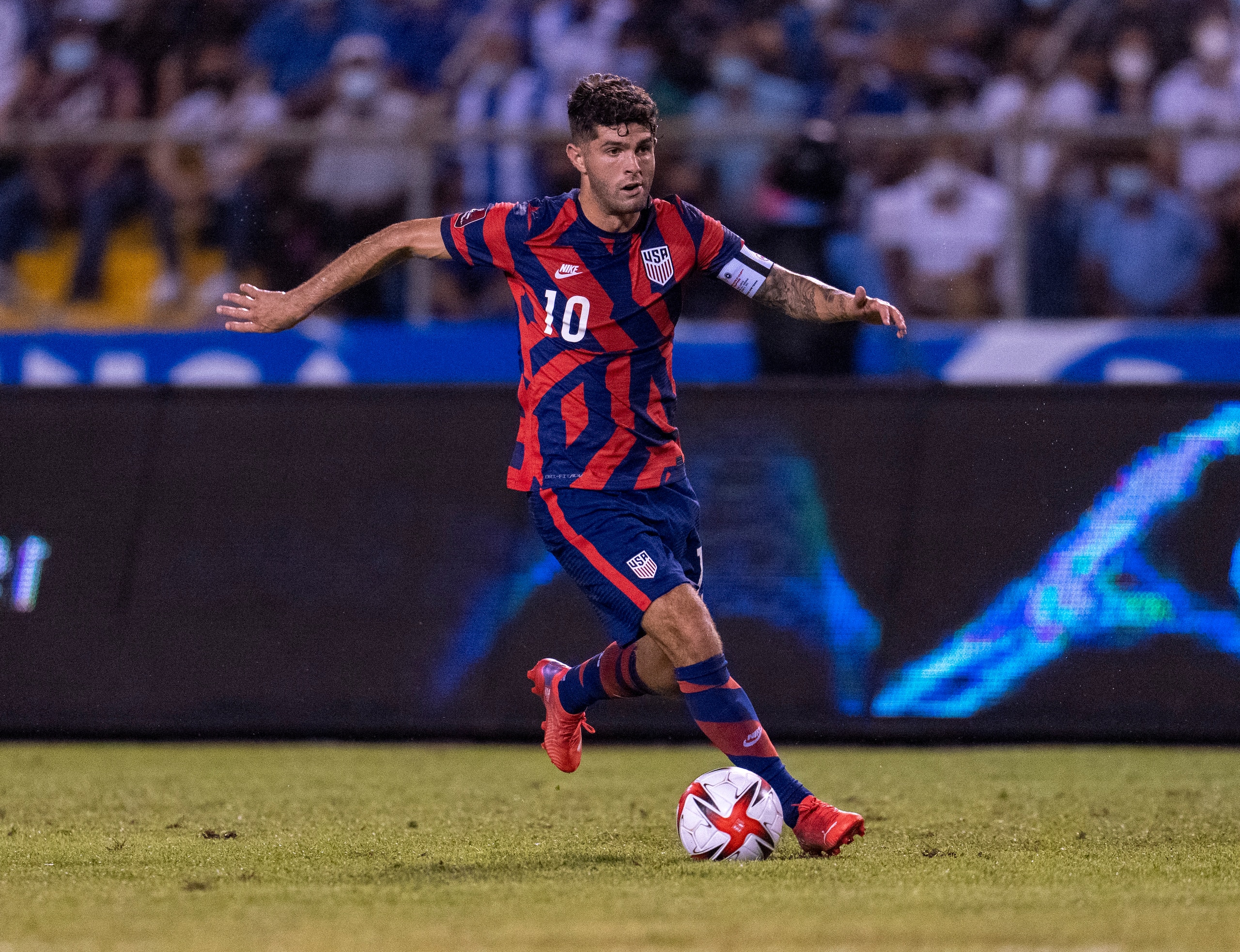 SAN PEDRO SULA, HONDURAS - SEPTEMBER 8: Christian Pulisic #10 of the United States dribbles during a game between Honduras and USMNT at Estadio Olímpico Metropolitano on September 8, 2021 in San Pedro Sula, Honduras. (Photo by Brad Smith/ISI Photos/Getty Images)