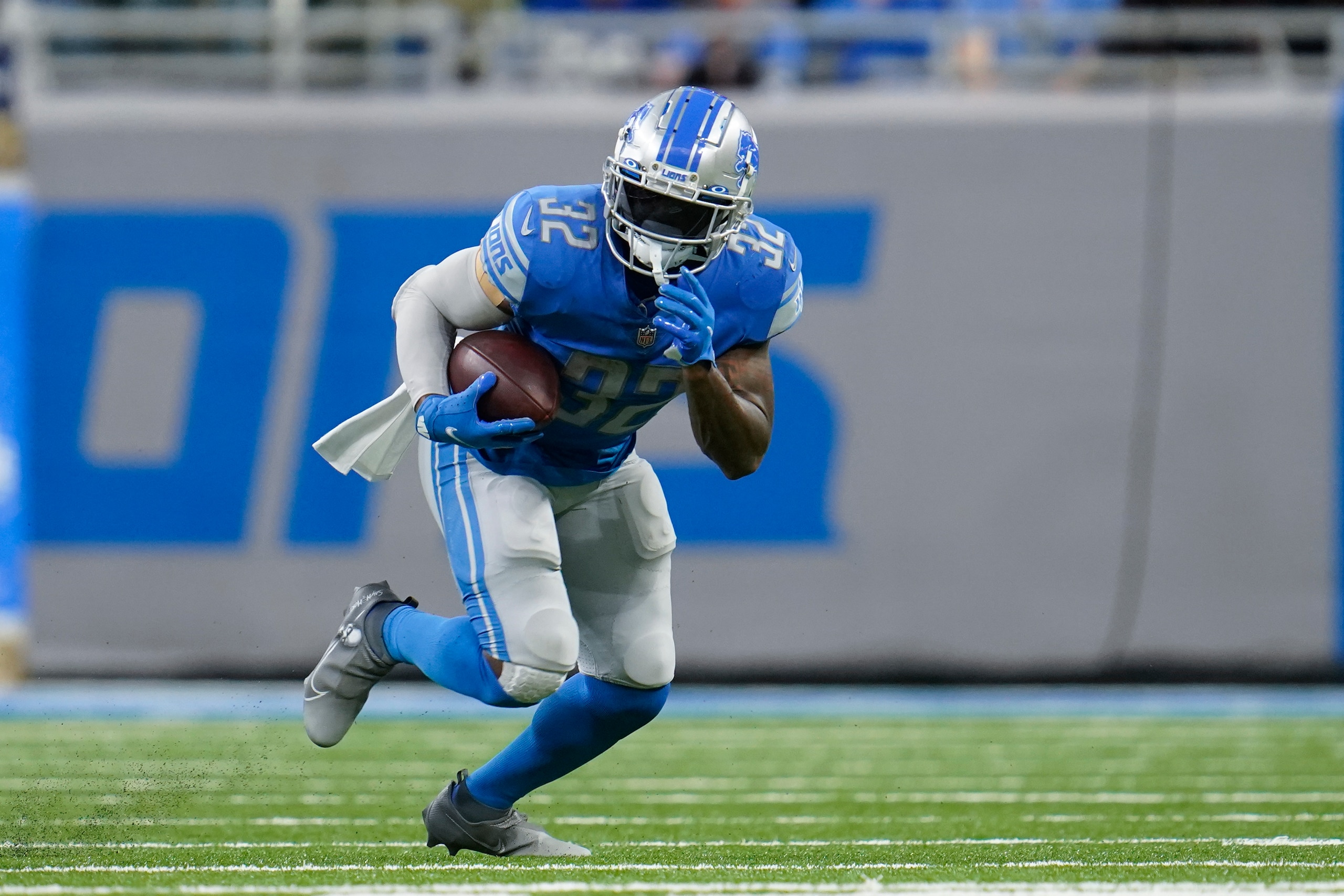 Detroit Lions running back D'Andre Swift (32) runs against the Philadelphia Eagles during an NFL football game in Detroit, Sunday, Oct. 31, 2021. (AP Photo/Paul Sancya)