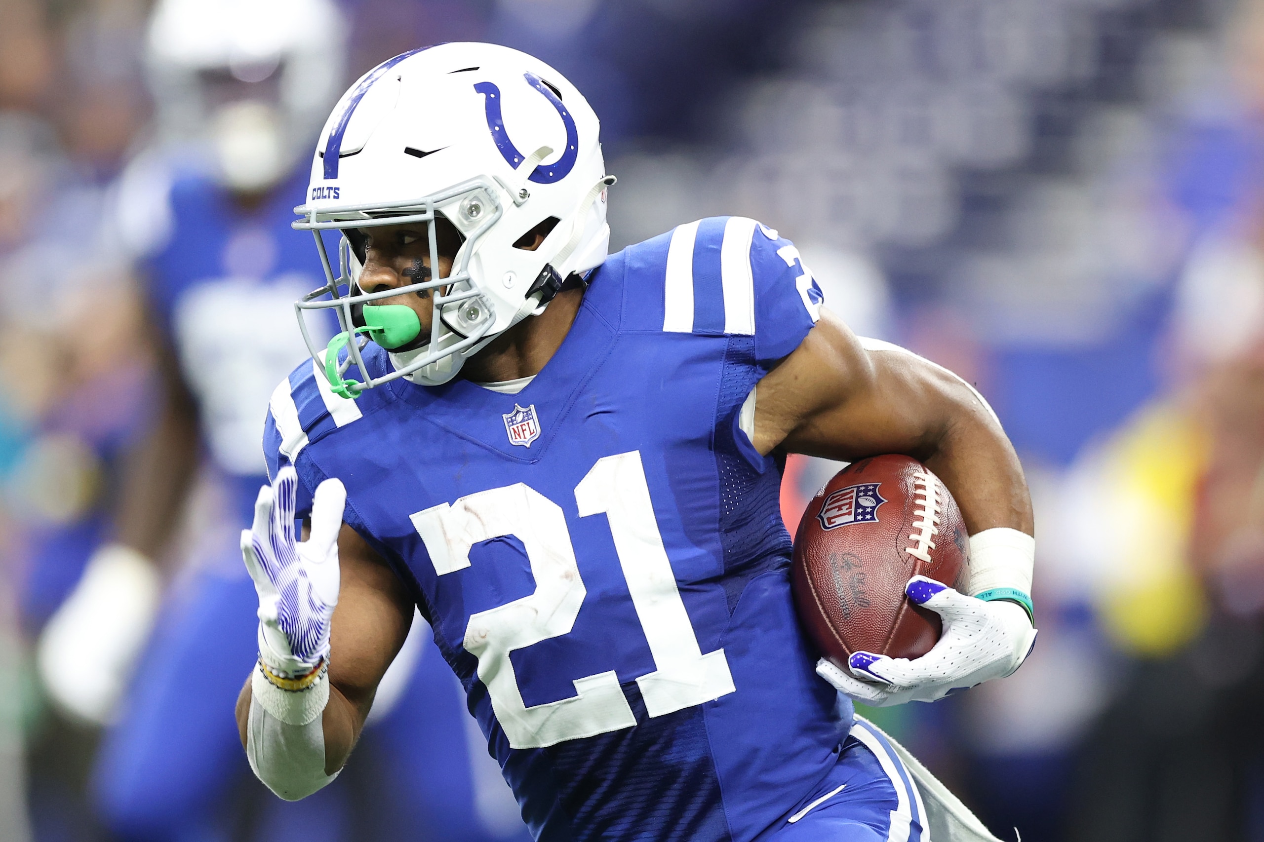 INDIANAPOLIS, INDIANA - NOVEMBER 04: Nyheim Hines #21 of the Indianapolis Colts carries the ball during the first half at Lucas Oil Stadium against the New York Jets on November 04, 2021 in Indianapolis, Indiana. (Photo by Andy Lyons/Getty Images)