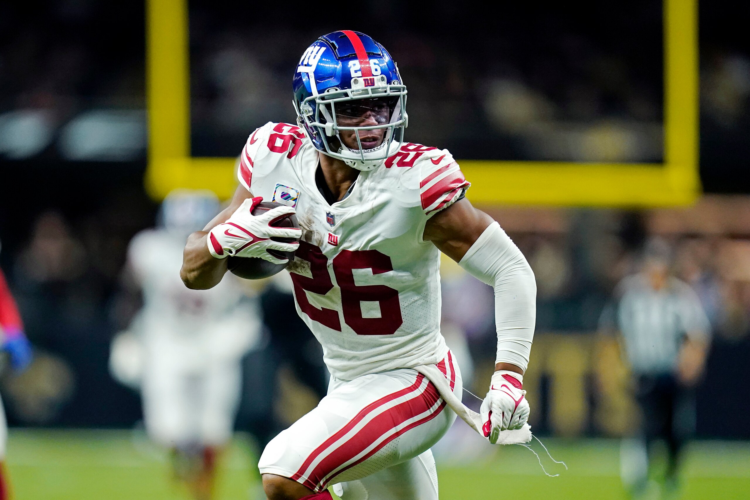 El running back Saquon Barkley, de los Giants de Nueva York, avanza en la segunda mitad del duelo de NFL ante los Saints, en Nueva Orleans, el domingo 3 de septiembre de 2021. Los Giants ganaron en tiempo extra 27-21. (AP Foto/Brett Duke)