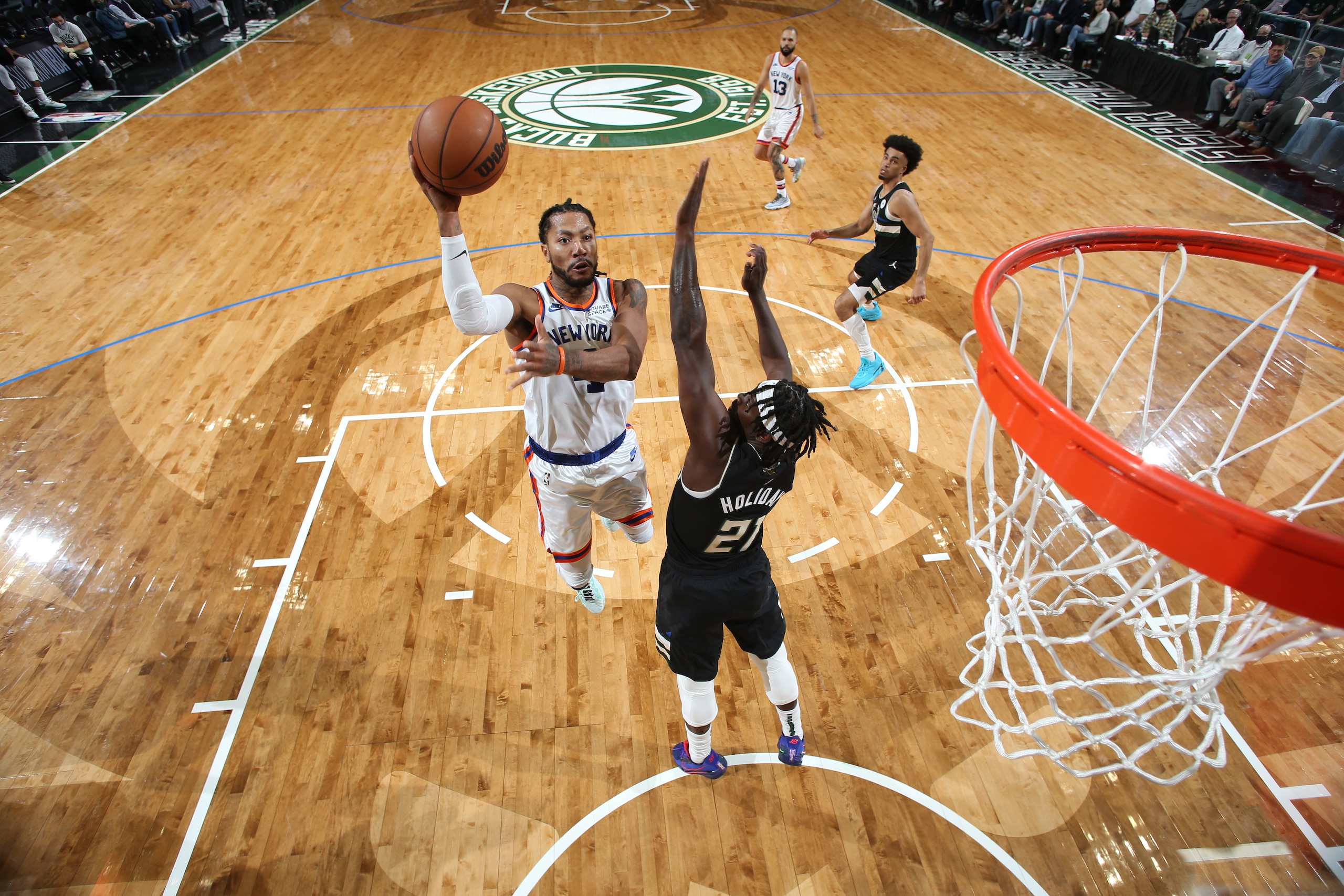 MILWAUKEE, WI - NOVEMBER 5: Derrick Rose #4 of the New York Knicks shoots against Jrue Holiday #21 of the Milwaukee Bucks during the NBA  game at Fiserv Forum on November 5, 2021 in Milwaukee, Wisconsin. NOTE TO USER: User expressly acknowledges and agrees that, by downloading and/or using this photograph, user is consenting to the terms and conditions of the Getty Images License Agreement.  Mandatory Copyright Notice: Copyright 2021 NBAE (Photo by Gary Dineen/NBAE via Getty Images)