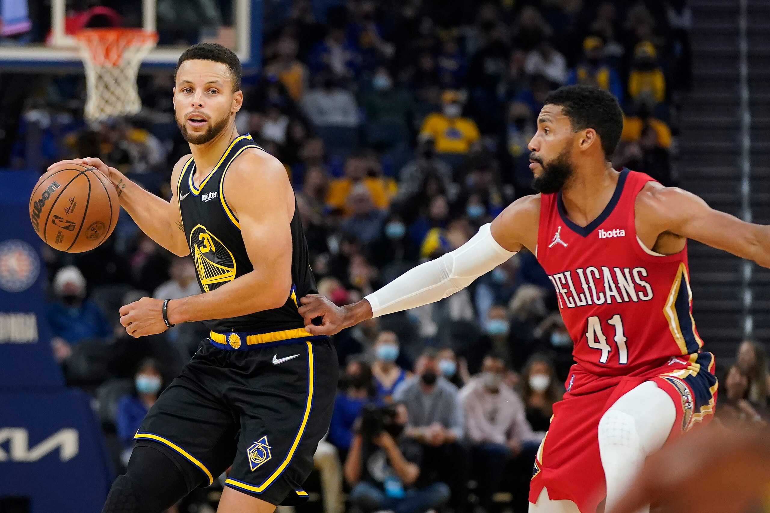 Golden State Warriors guard Stephen Curry, left, is defended by New Orleans Pelicans forward Garrett Temple (41) during the first half of an NBA basketball game in San Francisco, Friday, Nov. 5, 2021. (AP Photo/Jeff Chiu)