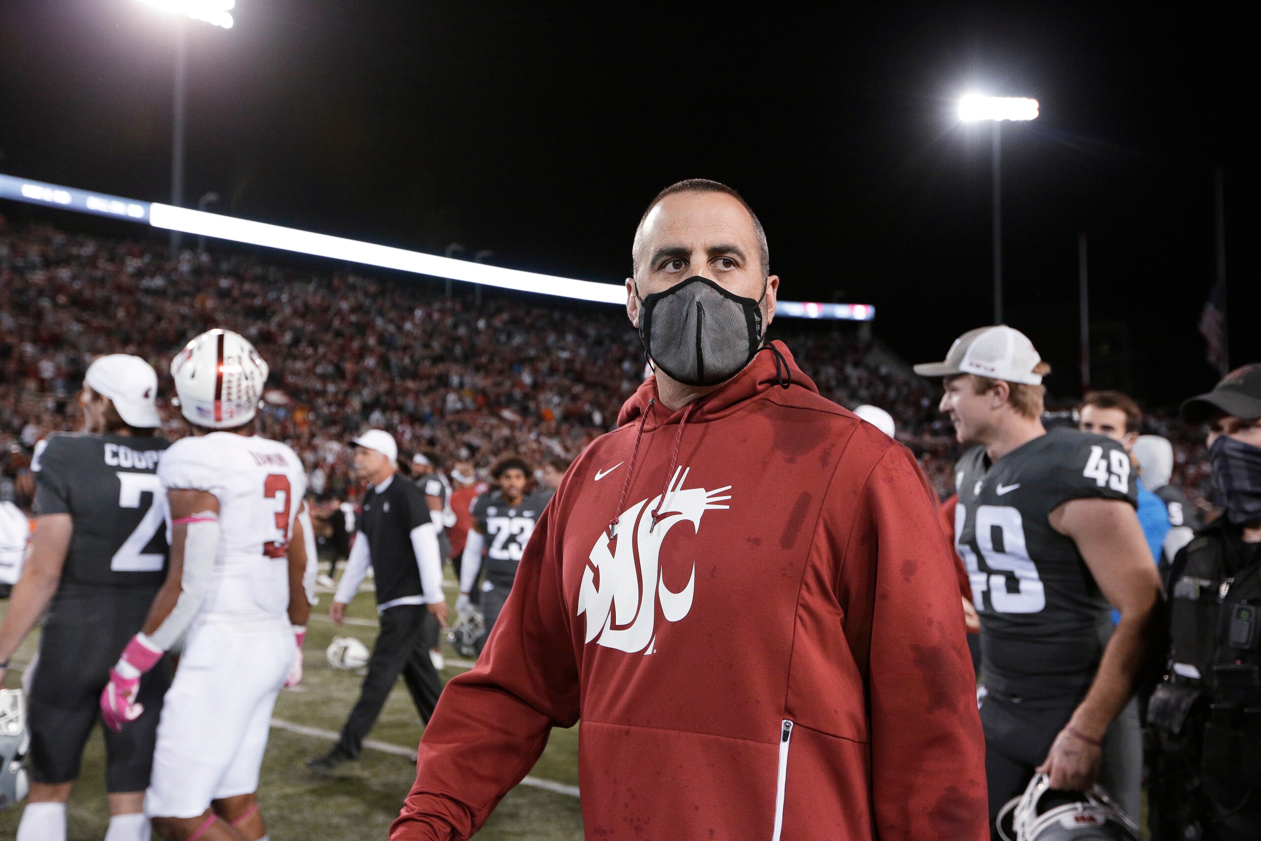 Nick Rolovich fotografiado al final de un encuentro entre Washington State y Stanford en Pullman, Washington, el 16 de octubre del 2021. El técnico de Washington State fue despedido por negarse a recibir la vacuna contra el COVID-19, que es obligatoria en el estado de Washington. (AP Photo/Young Kwak)