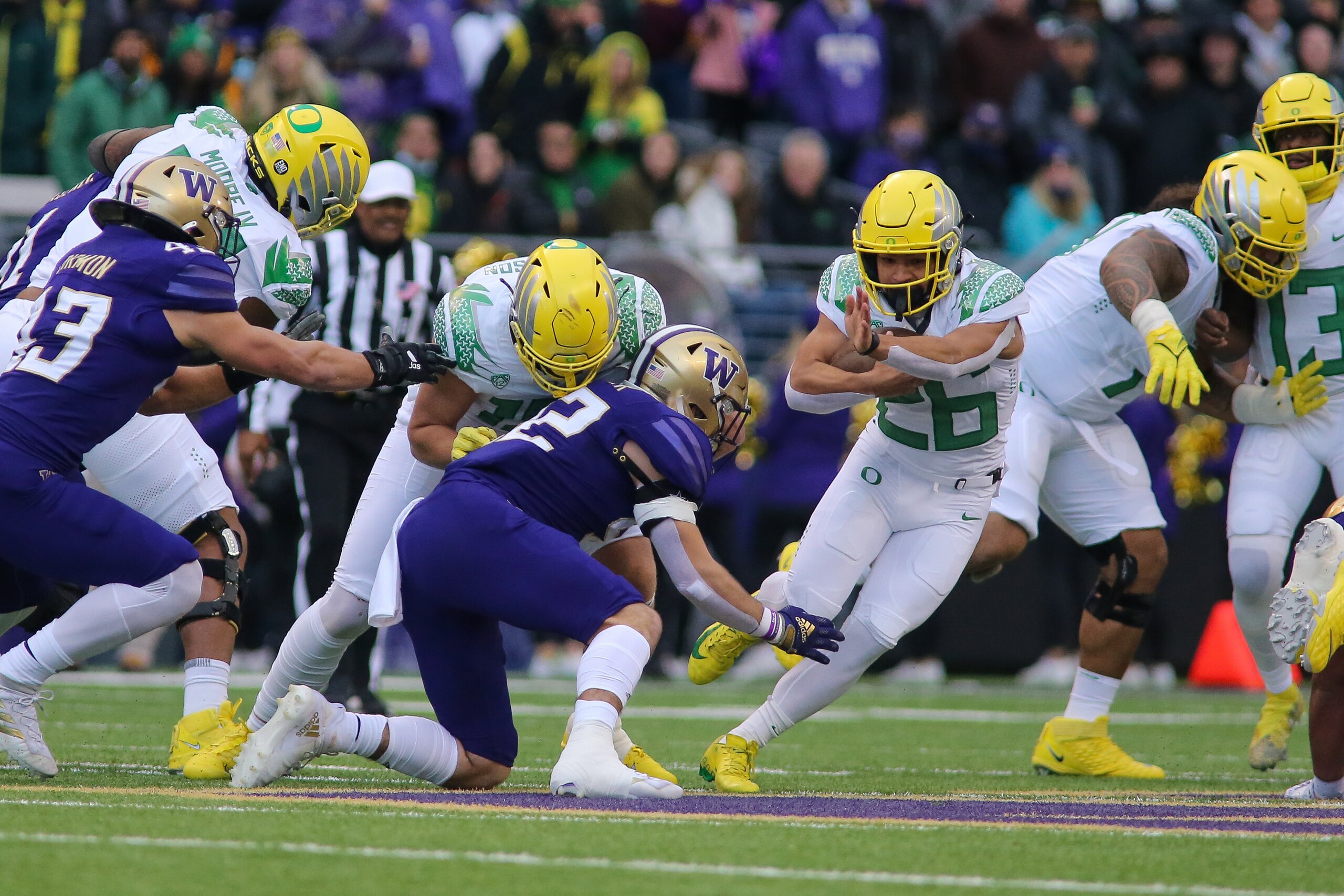 SEATTLE, WA - NOVEMBER 06: Oregon Ducks running back Travis Dye (26) runs the ball during a college football game between the Oregon Ducks and the Washington Huskies on November 06, 2021, at Husky Stadium in Seattle, WA. (Photo by Jacob Snow/Icon Sportswire via Getty Images)