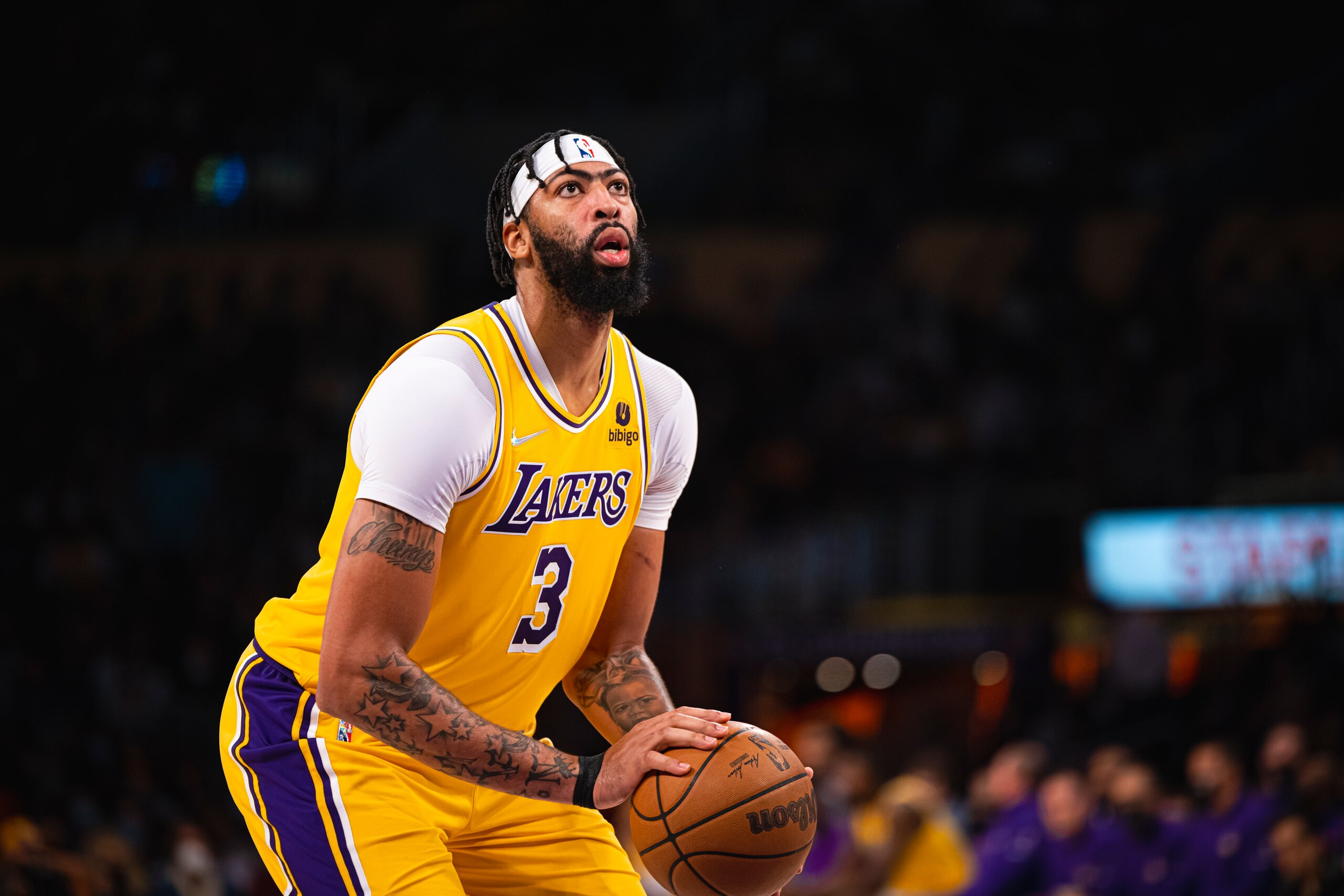LOS ANGELES, CA - NOVEMBER 4: Anthony Davis #3 of the Los Angeles Lakers shoots a foul shot against the Oklahoma City Thunder on November 4, 2021 at STAPLES Center in Los Angeles, California. NOTE TO USER: User expressly acknowledges and agrees that, by downloading and/or using this Photograph, user is consenting to the terms and conditions of the Getty Images License Agreement. Mandatory Copyright Notice: Copyright 2021 NBAE (Photo by Zach Beeker/NBAE via Getty Images)